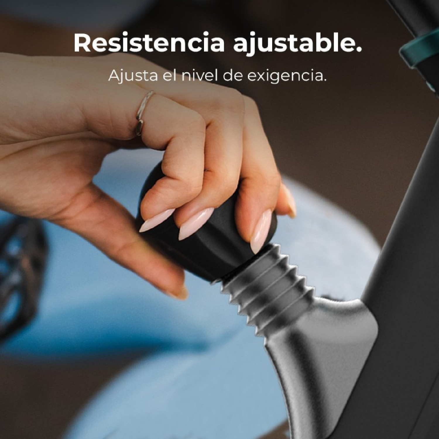 Dłoń kobiety reguluje czarne pokrętło na czarnej maszynie. Widoczne różowe paznokcie i tekst.