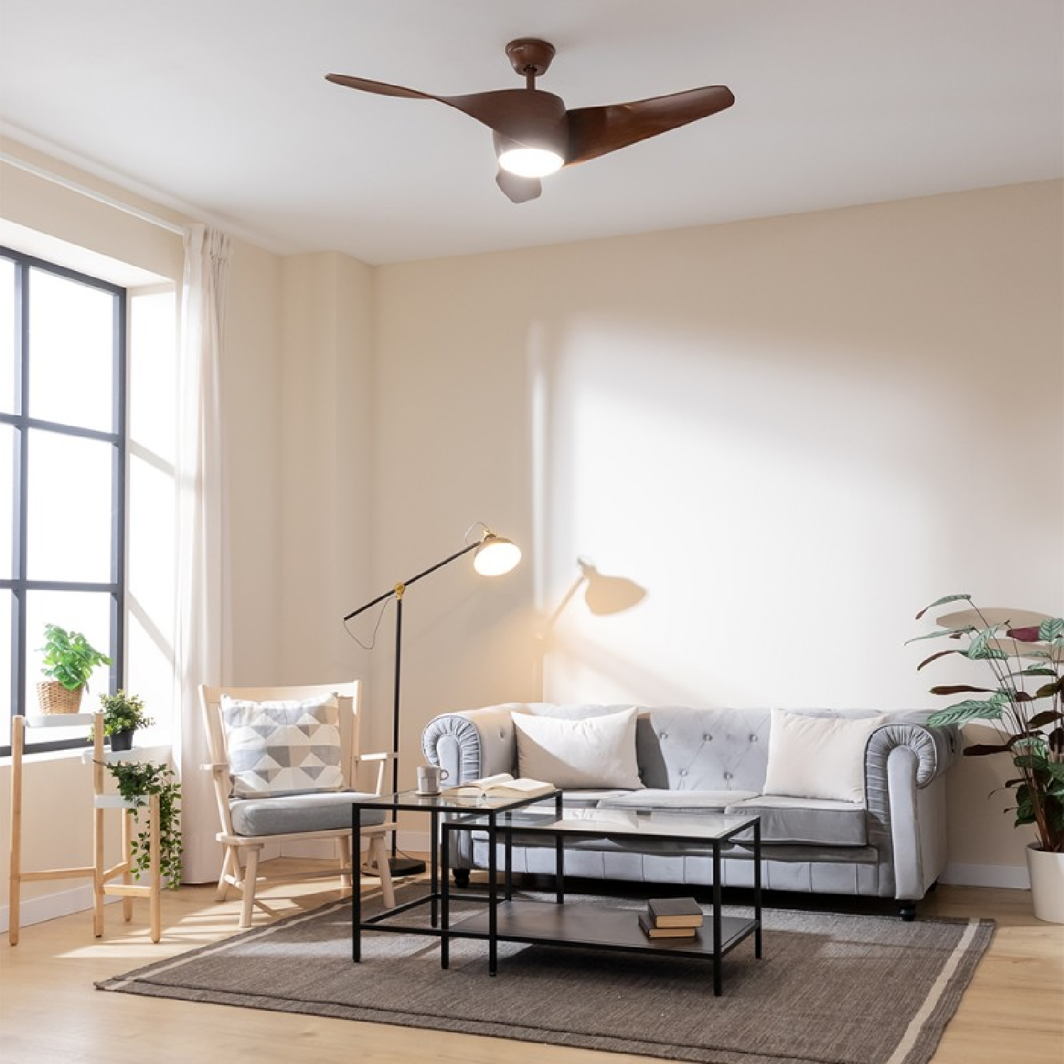 Salón con sofá, mesa de centro y ventilador de techo. La combinación de colores es neutra y acogedora.