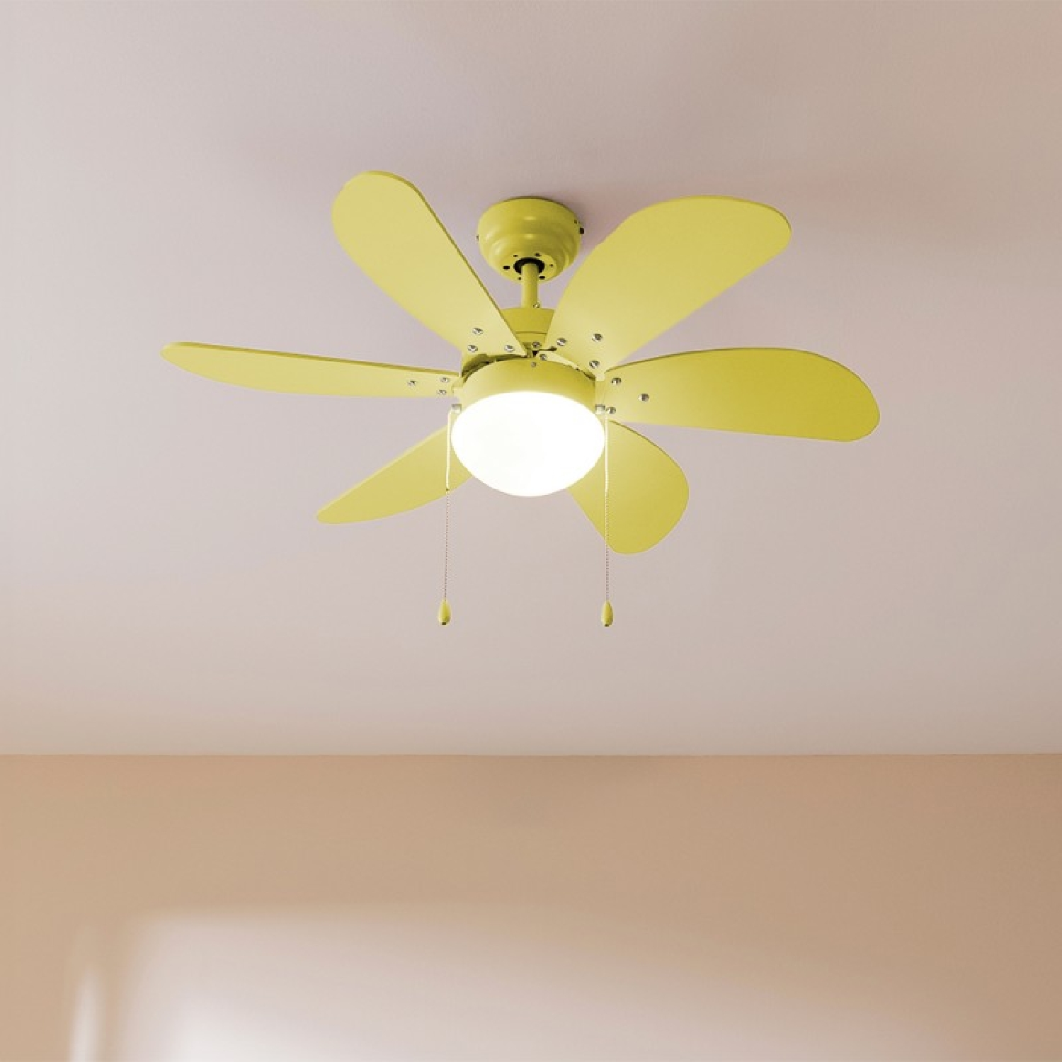 Ventilatore da soffitto giallo con sei pale, una luce bianca e due catene su un soffitto rosa.