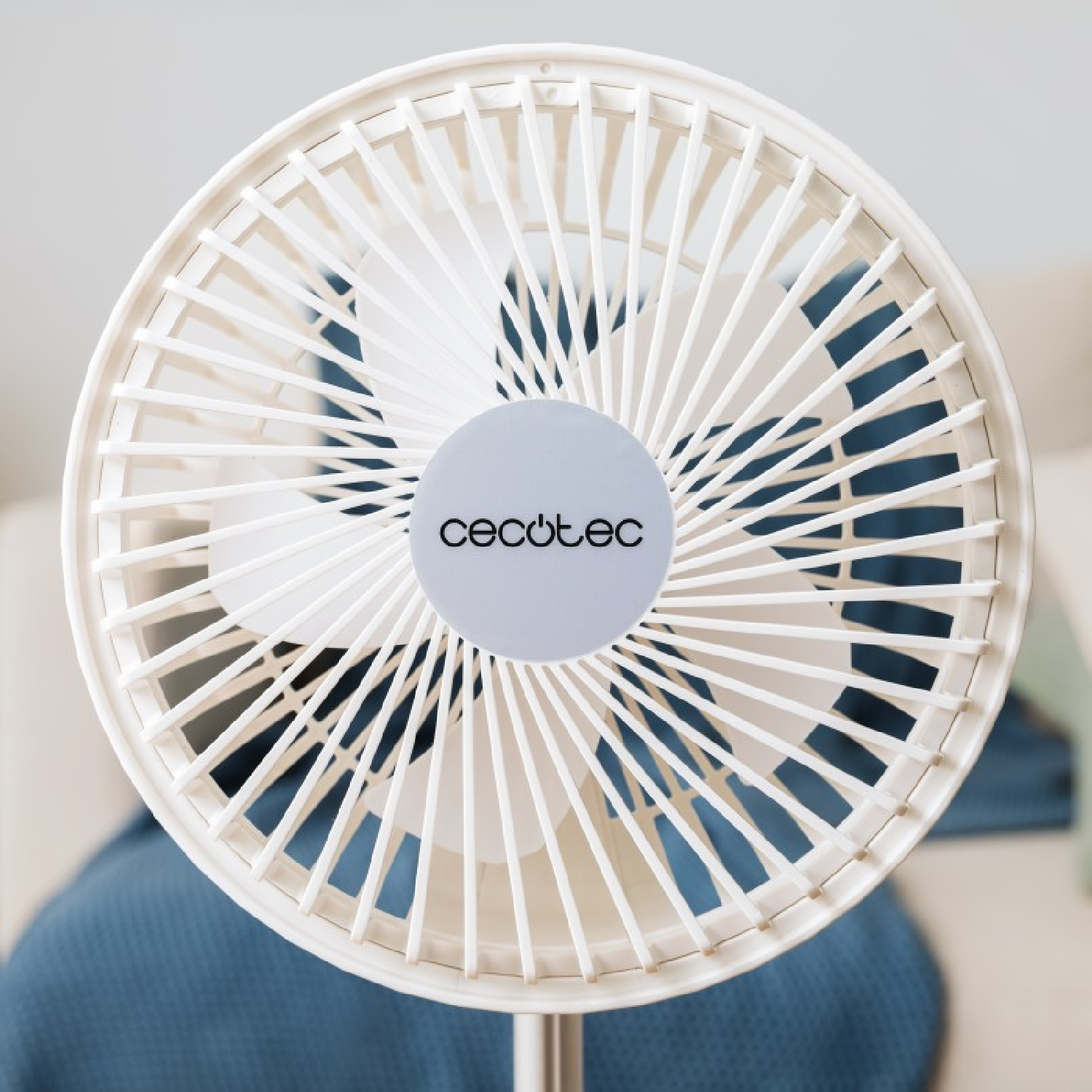 Witte ventilator met meerdere bladen en een grijs midden met de merknaam.