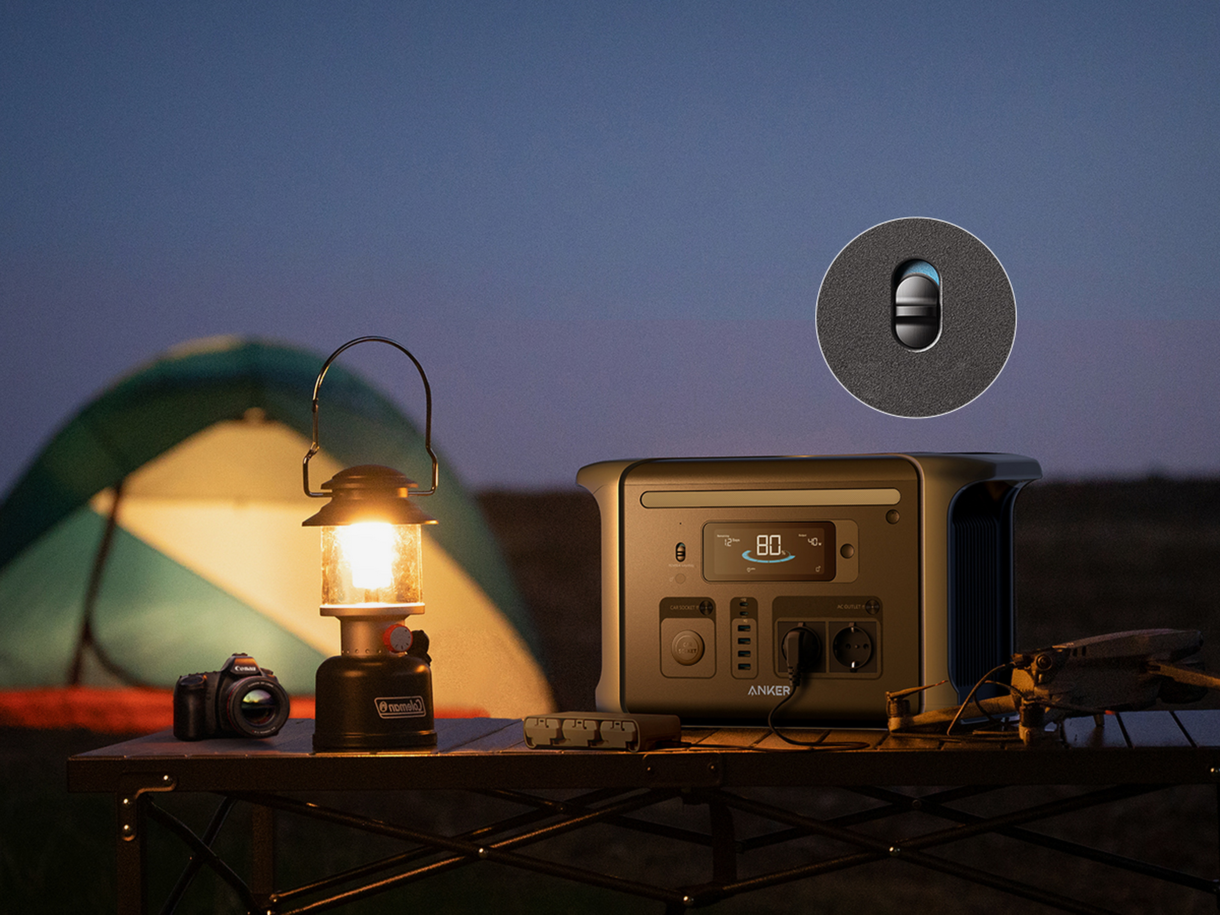 Scena na zewnątrz z latarnią, aparatem i elektrownią. Namiot w tle, nocne niebo.