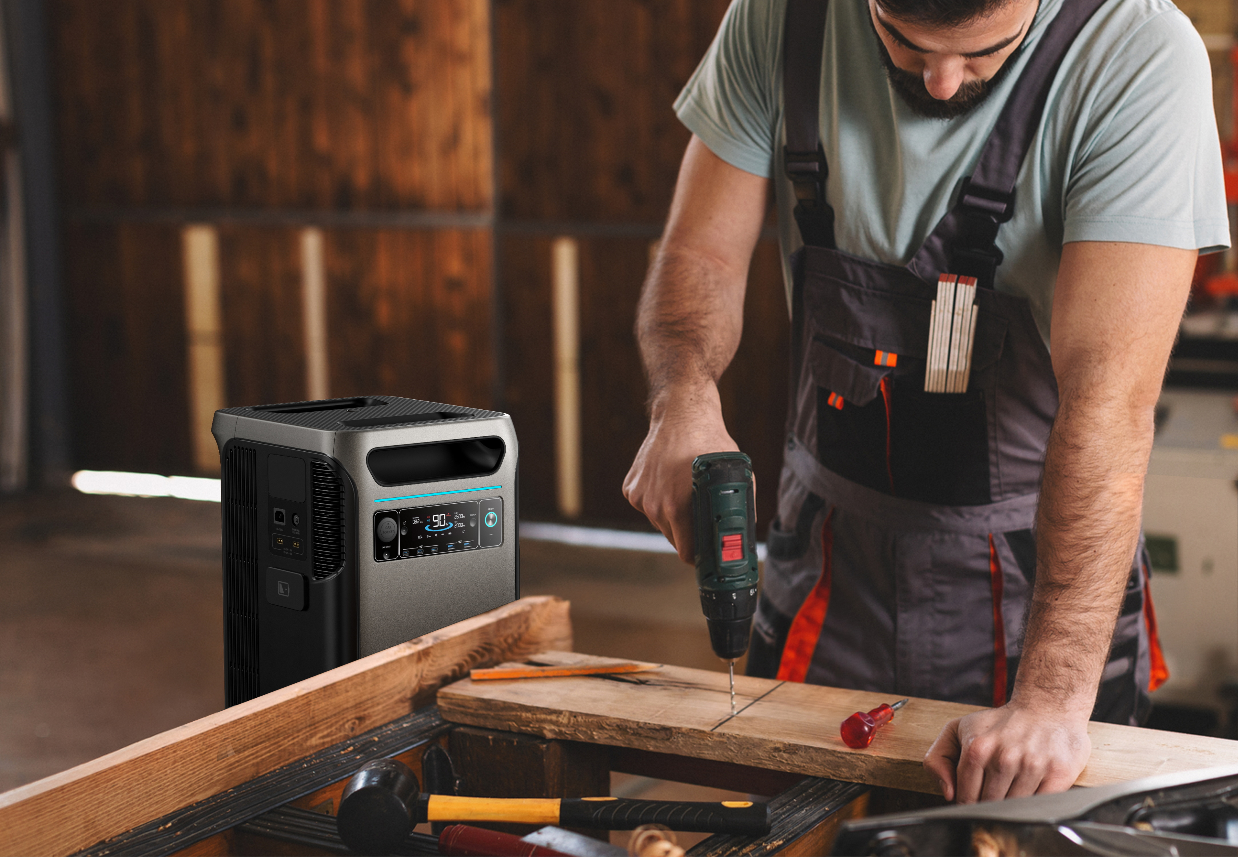 Mężczyzna używa wiertarki do pracy z drewnem, po lewej elektrownia.