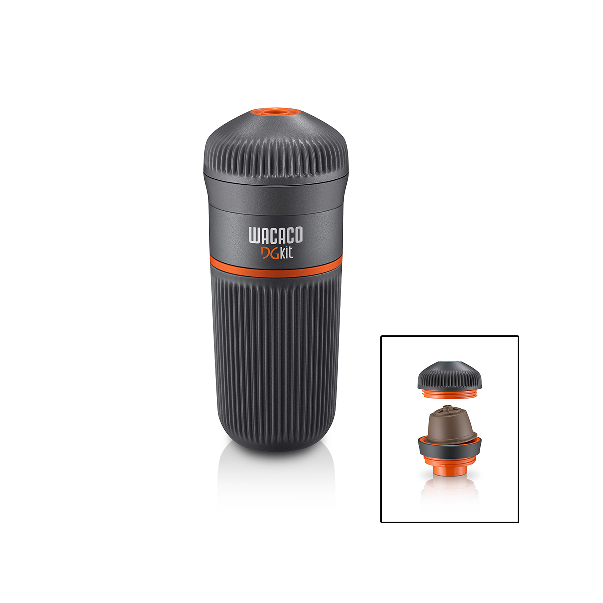 Wacaco DG kit, una caffettiera portatile. È principalmente nero e arancione.