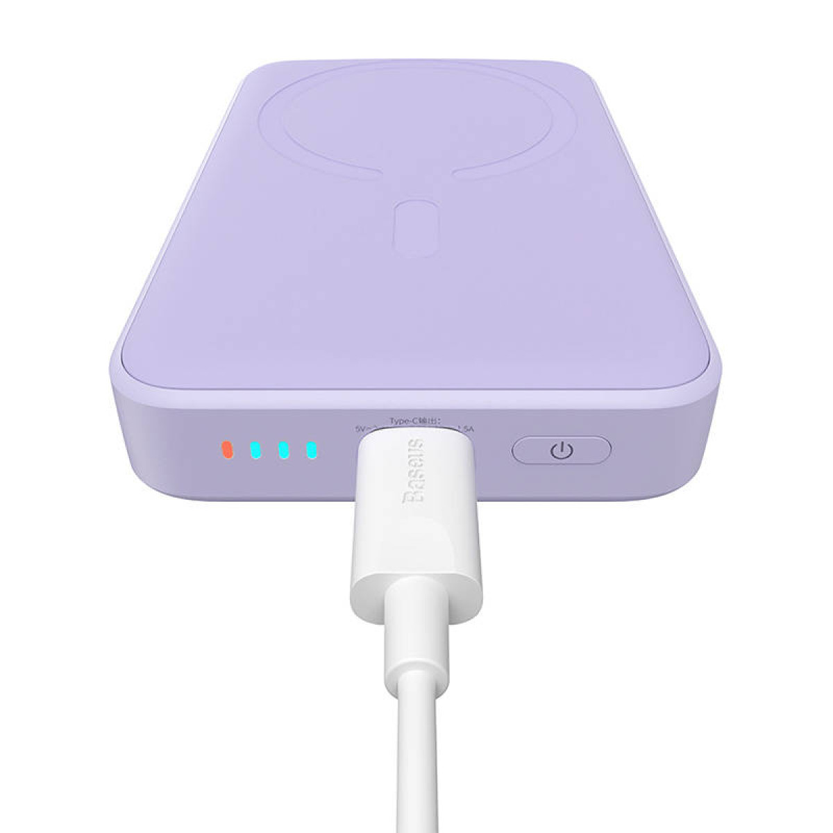 Un power bank viola con un cavo di ricarica collegato.