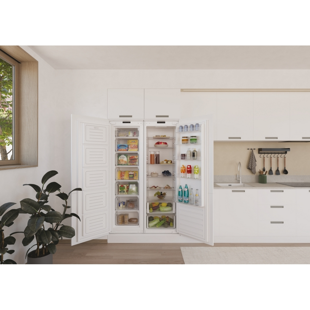 Un frigorifero bianco con ante aperte, mostra alimenti organizzati.
