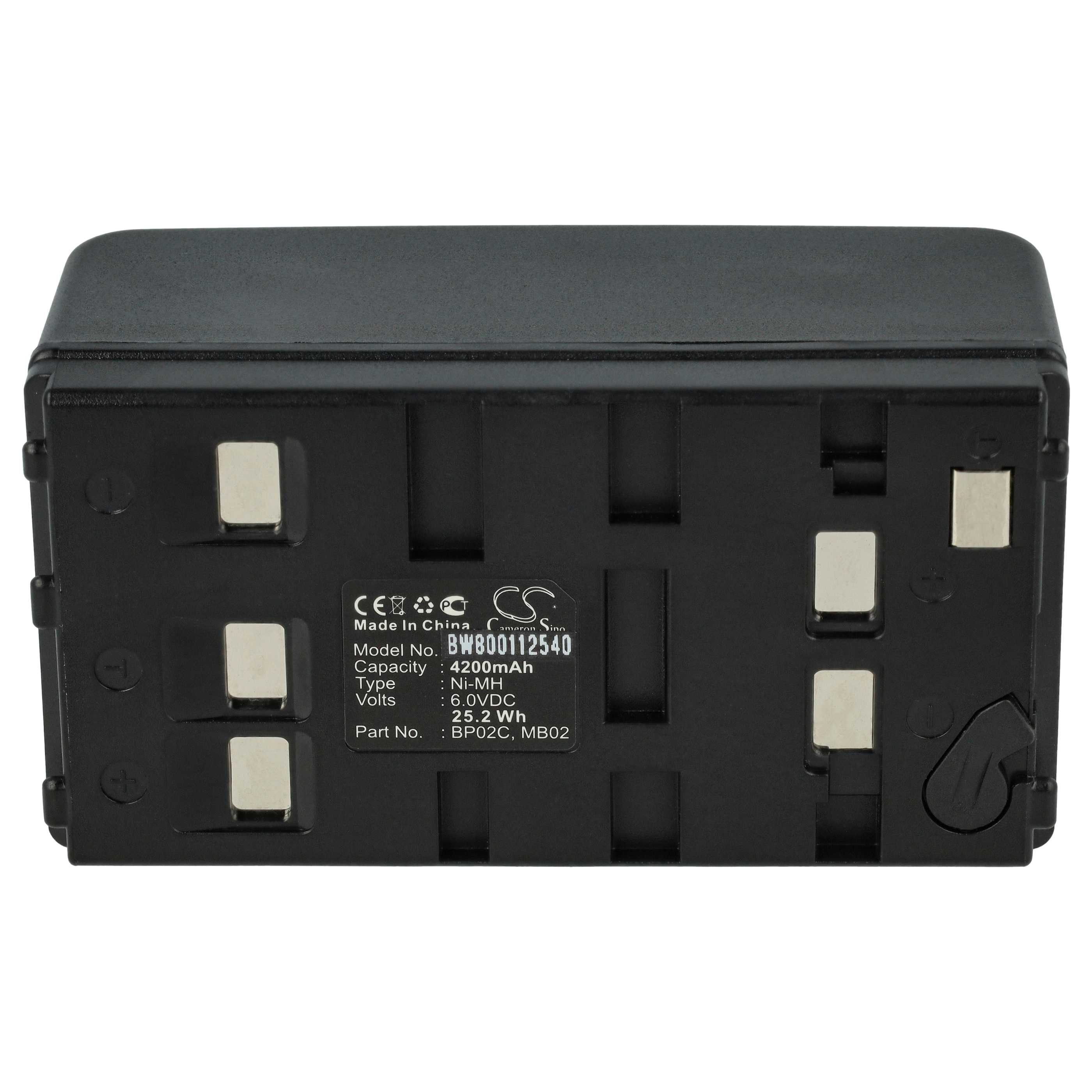 Schwarze rechteckige Batterie mit silbernen Metallkontakten. Weißer Hintergrund.