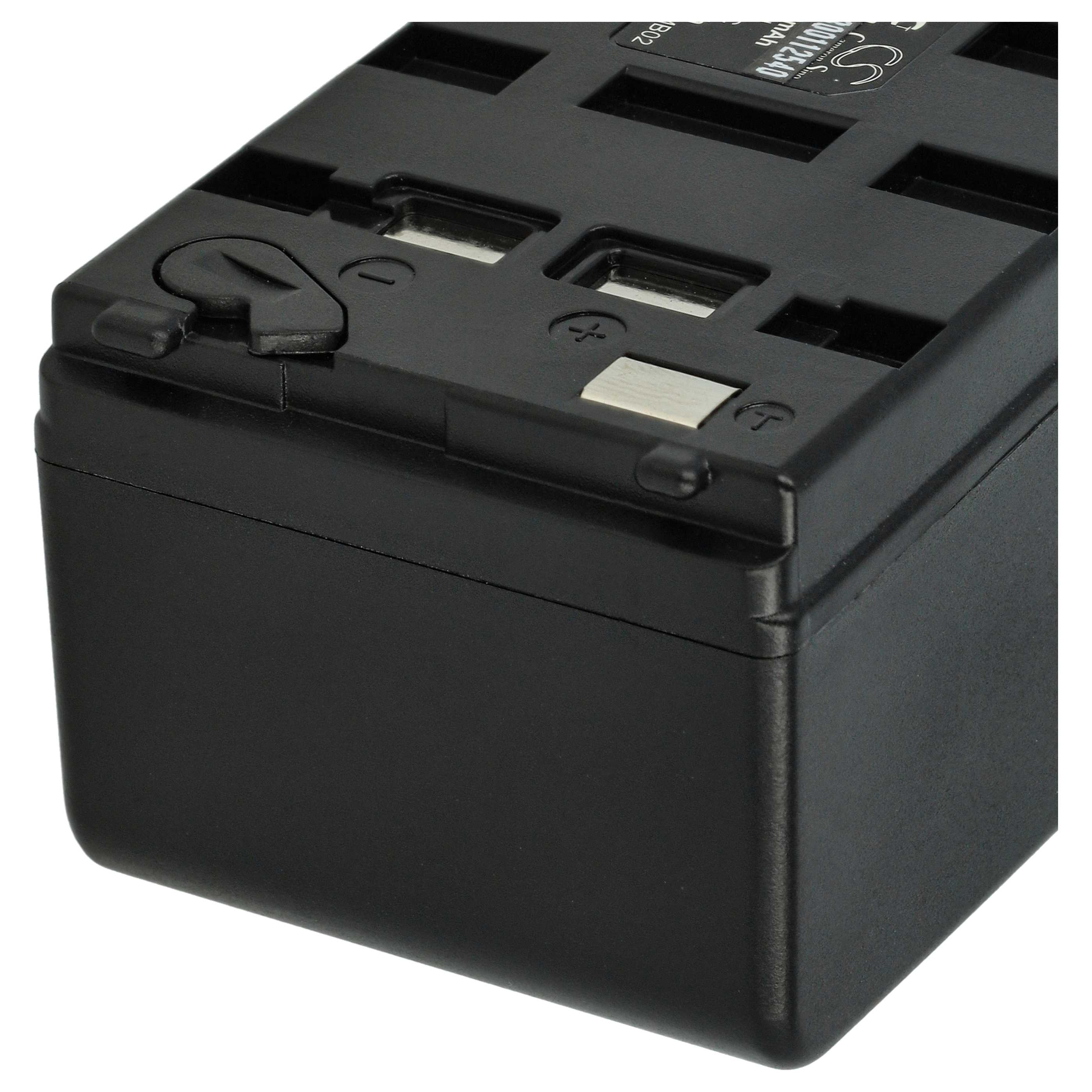 Nahaufnahme einer schwarzen Batterie mit mehreren Anschlüssen. Winklig, dunkel.