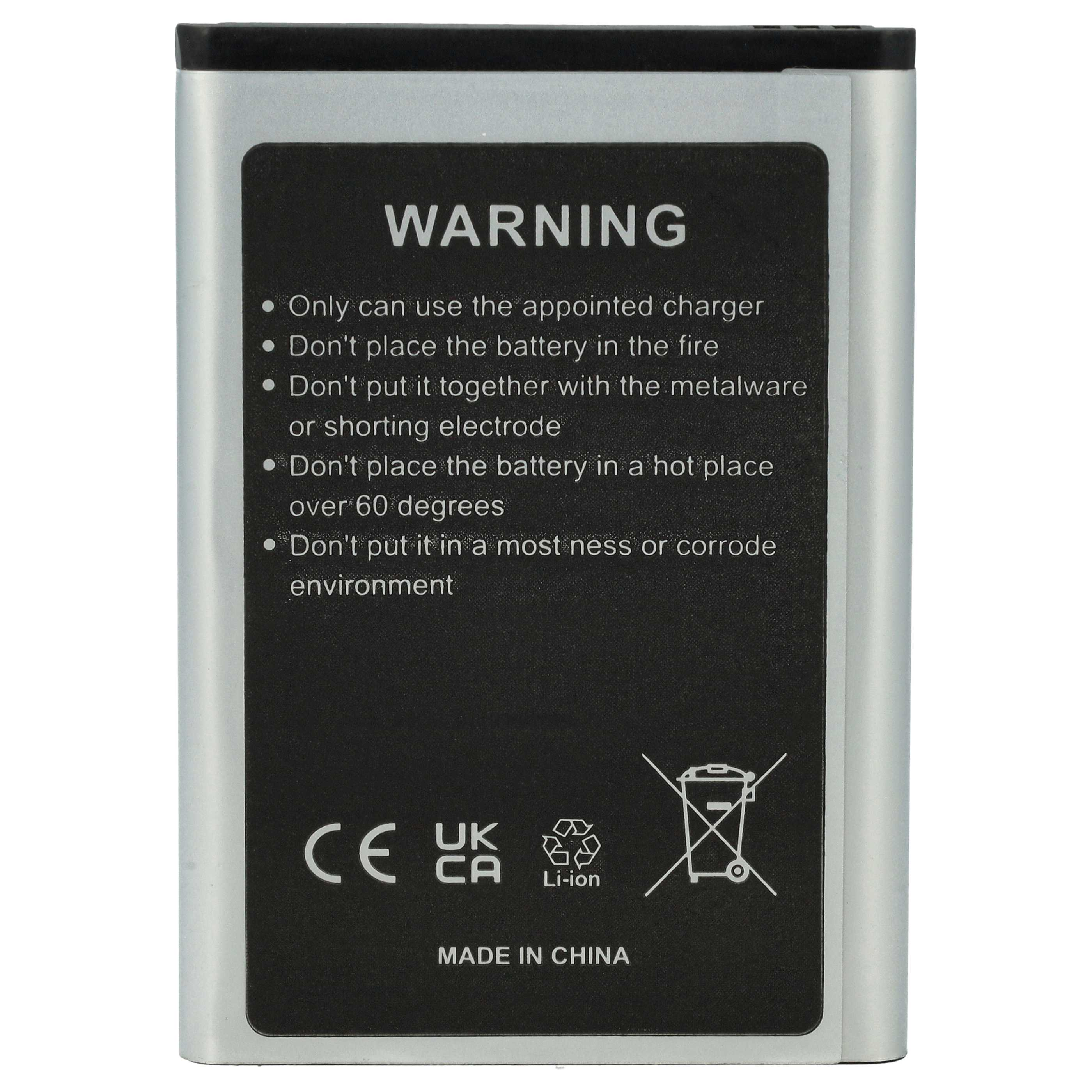 Eine silberne Batterie mit einem Warnhinweis und einem durchgestrichenen Mülleimersymbol. Der Text ist schwarz.