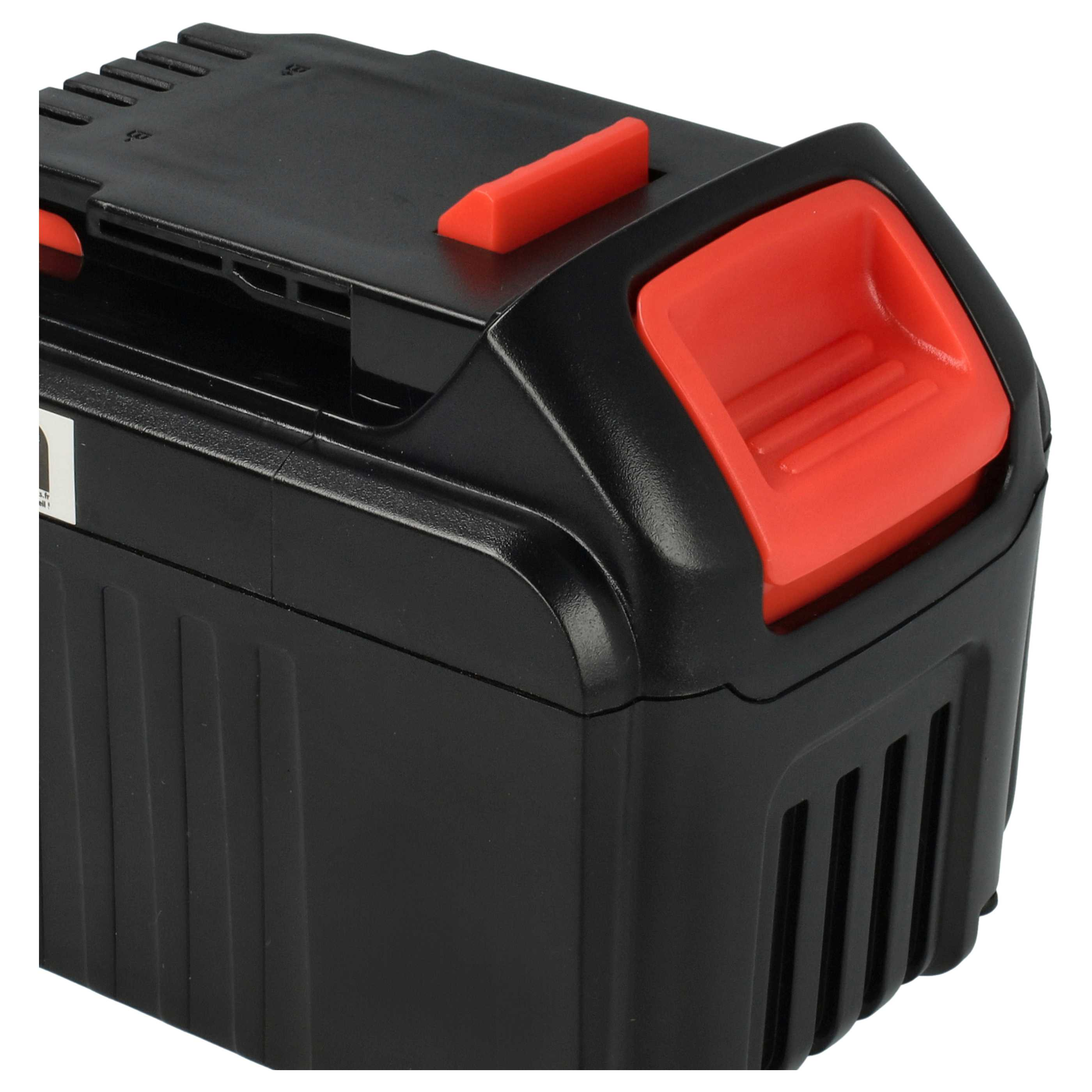 Eine schwarze Batterie mit rotem Auslöseknopf und rotem Oberteil. Die Batterie befindet sich auf weißem Hintergrund.