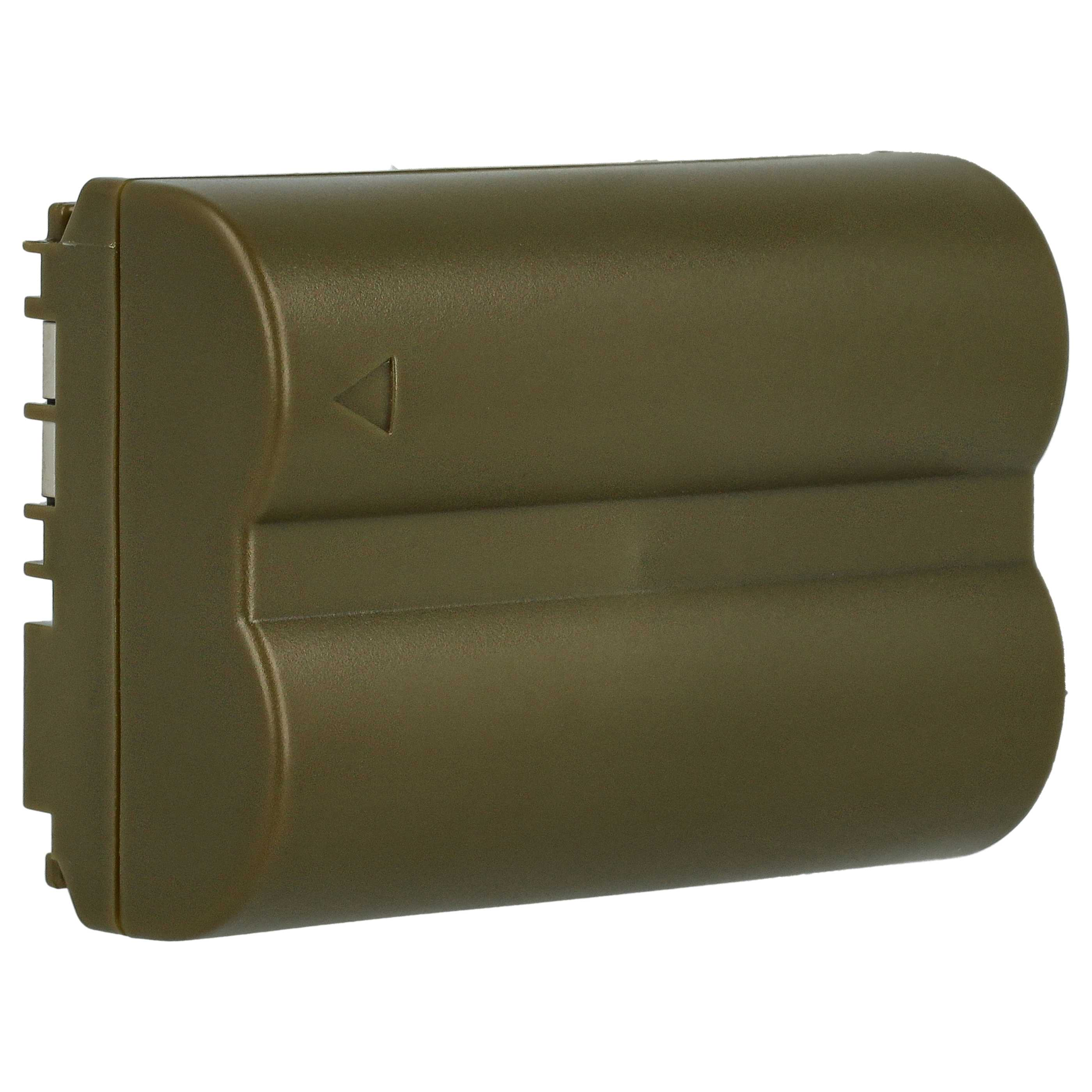 Olivgrüne Kamera-Batterie mit einem Dreieck-Zeichen.