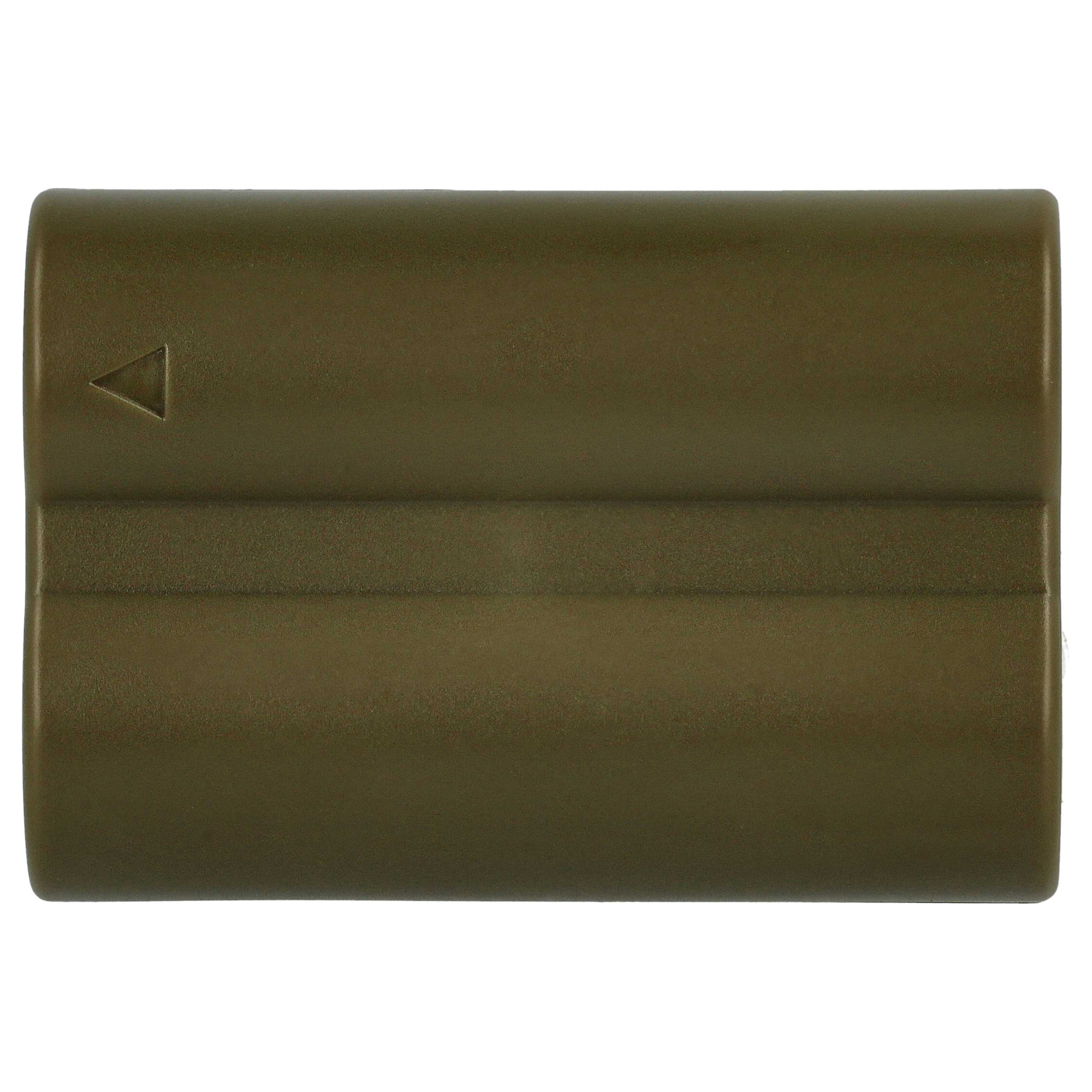 Eine olivgrüne Batterie mit einem Dreieckszeichen. Der Hintergrund ist eine weiße Oberfläche.