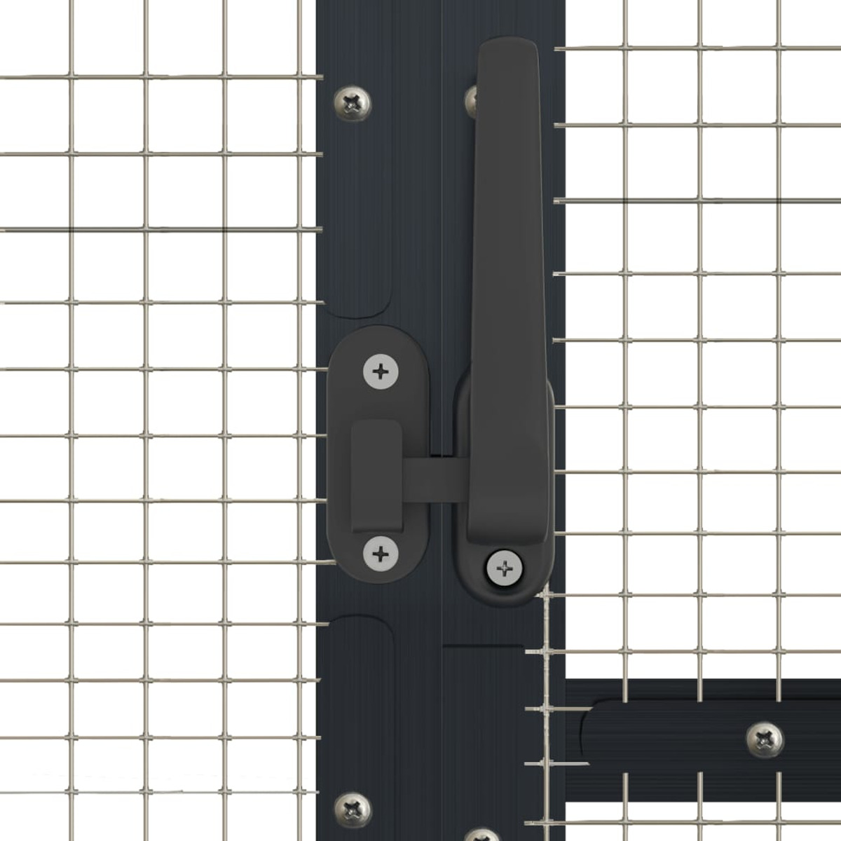 Nahaufnahme eines schwarzen Metallzaunriegels. Der Riegel ist geschlossen. Schrauben sind sichtbar.