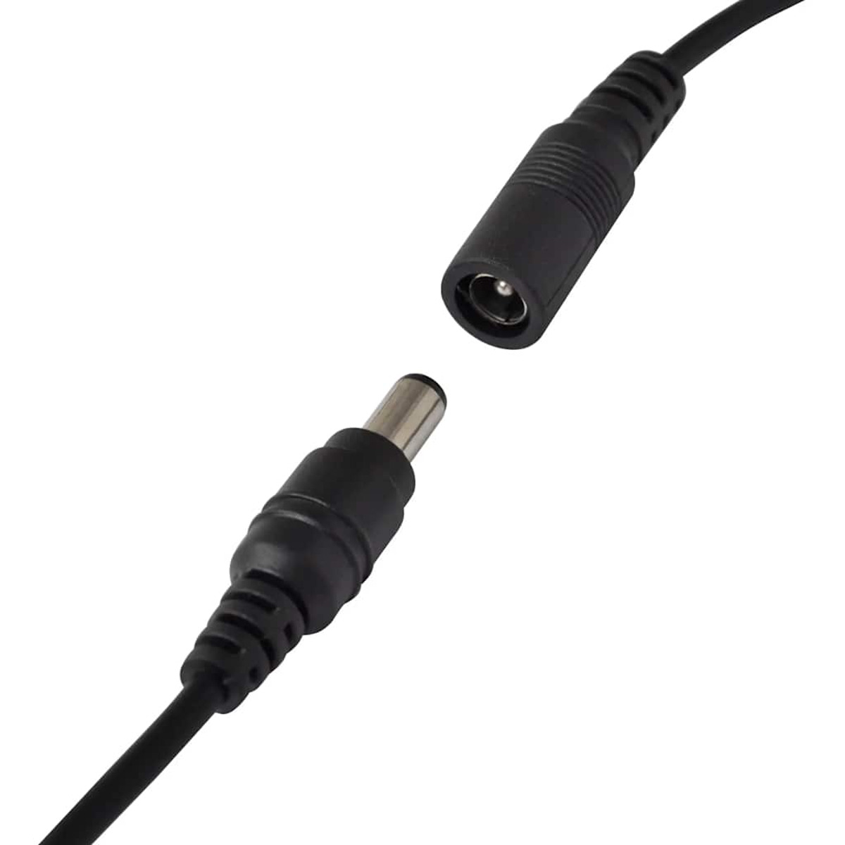 Ein schwarzer Netzadapter mit Stecker und Buchse, isoliert vor weißem Hintergrund.