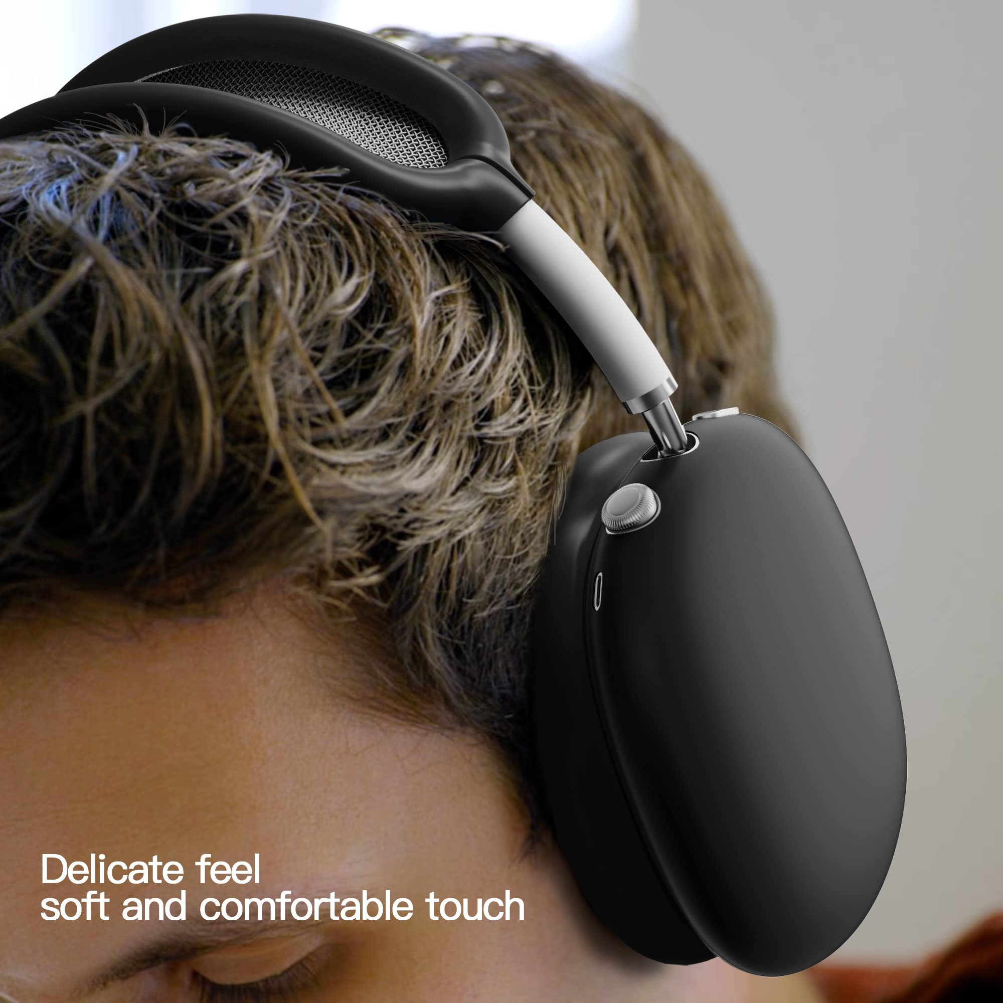 Czarne słuchawki na głowie osoby. Widoczna lewa słuchawka.