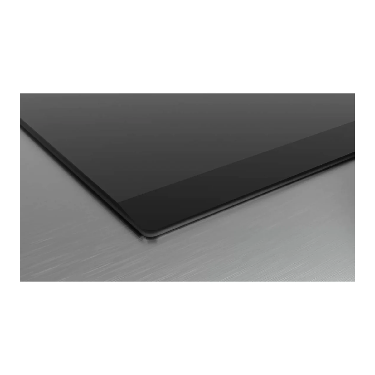 Vista de cerca de una superficie de encimera negra con borde plateado sutil. Diseño limpio.