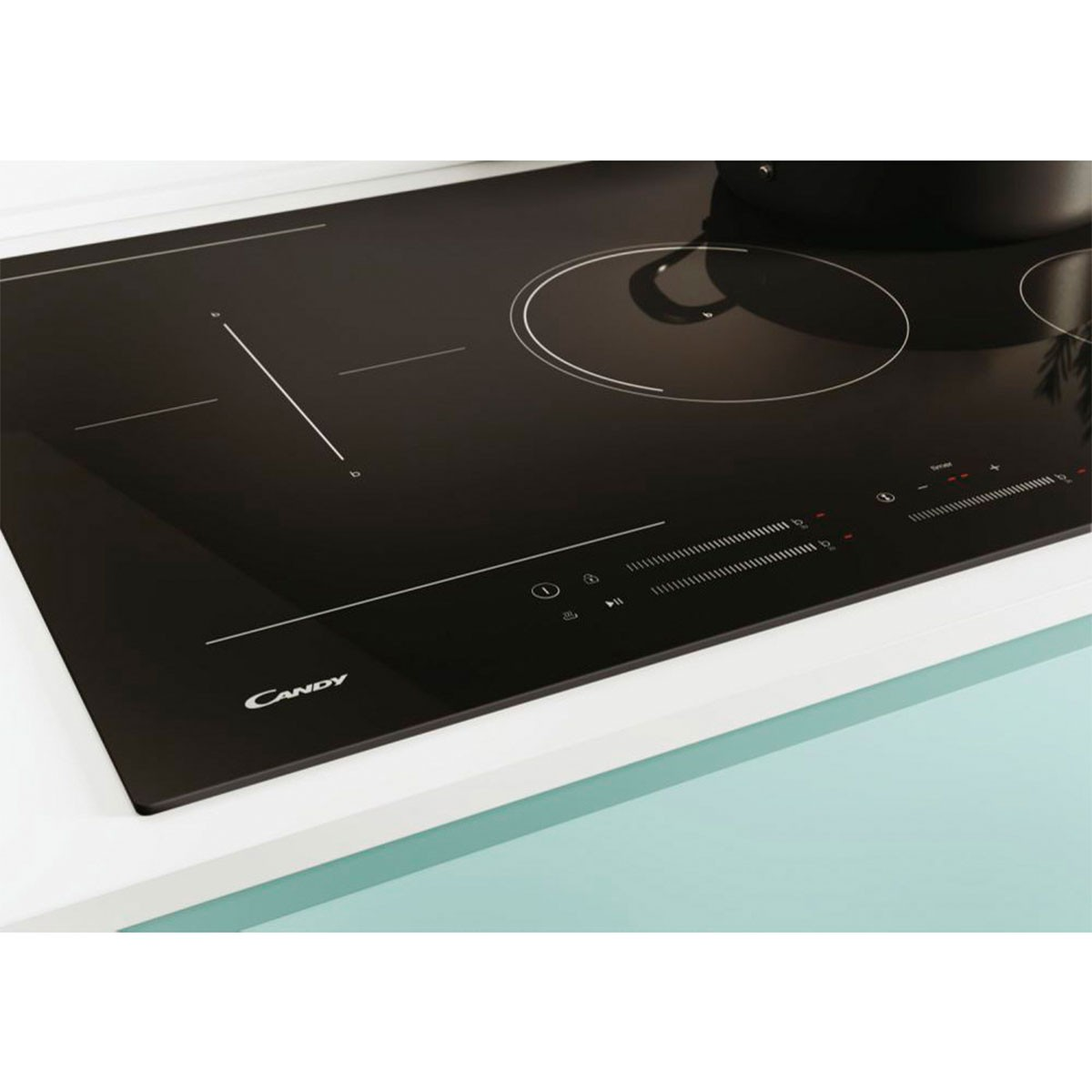Czarna płyta indukcyjna z dwoma strefami gotowania i logo Candy. Jest umieszczona na białym blacie.