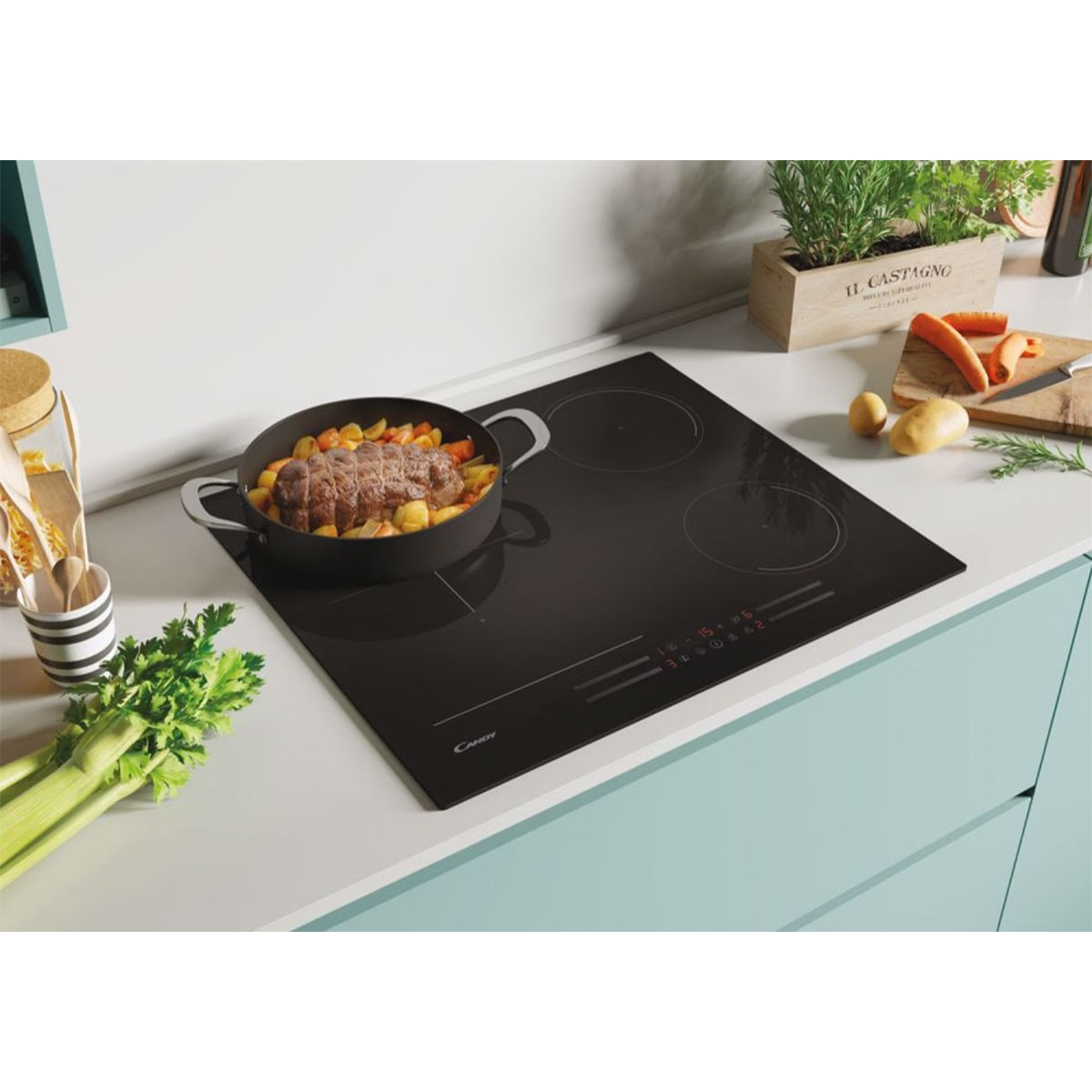 Cucina moderna con piano cottura nero, pentola con cibo e verdure.