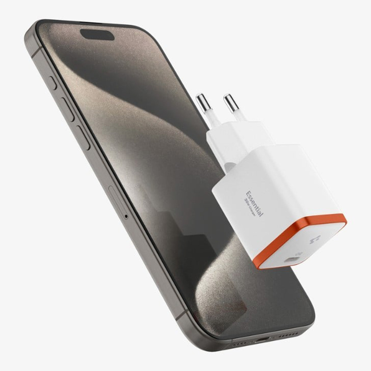 Een telefoon leunt tegen een witte oplader. De oplader heeft een oranje accent en is aangesloten.