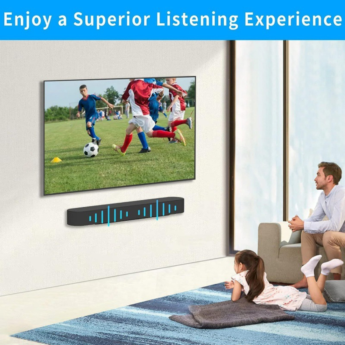 Ein Fernseher an einer Wand mit Soundbar darunter. Eine Familie sieht fern in einem Raum mit blauem Teppich.