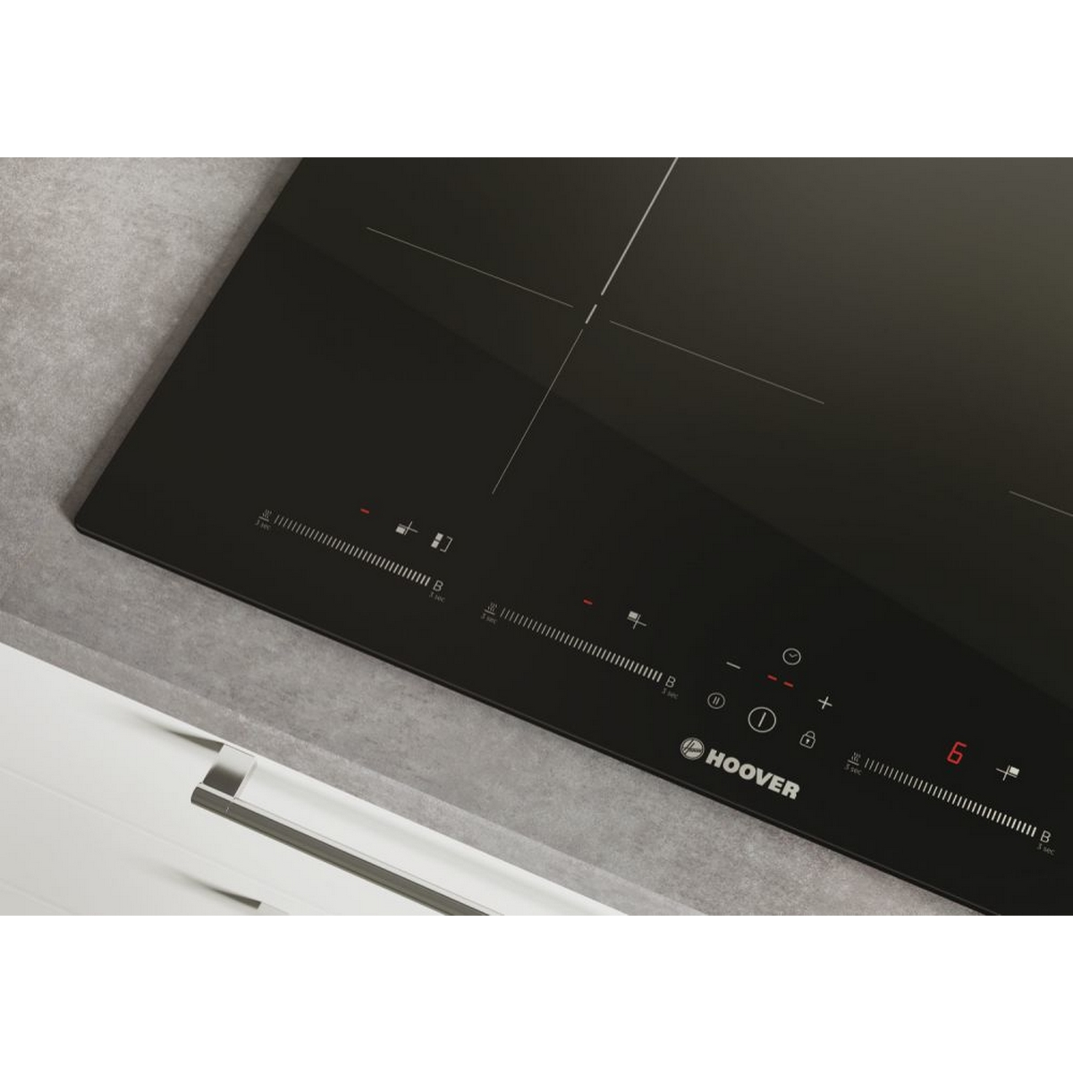 Piano cottura nero con comandi touch, logo Hoover e superficie chiara.