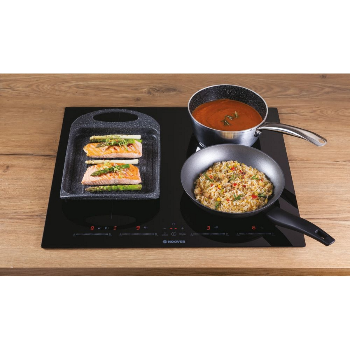 Piano cottura nero con cibo in cottura. Con salmone e salsa.