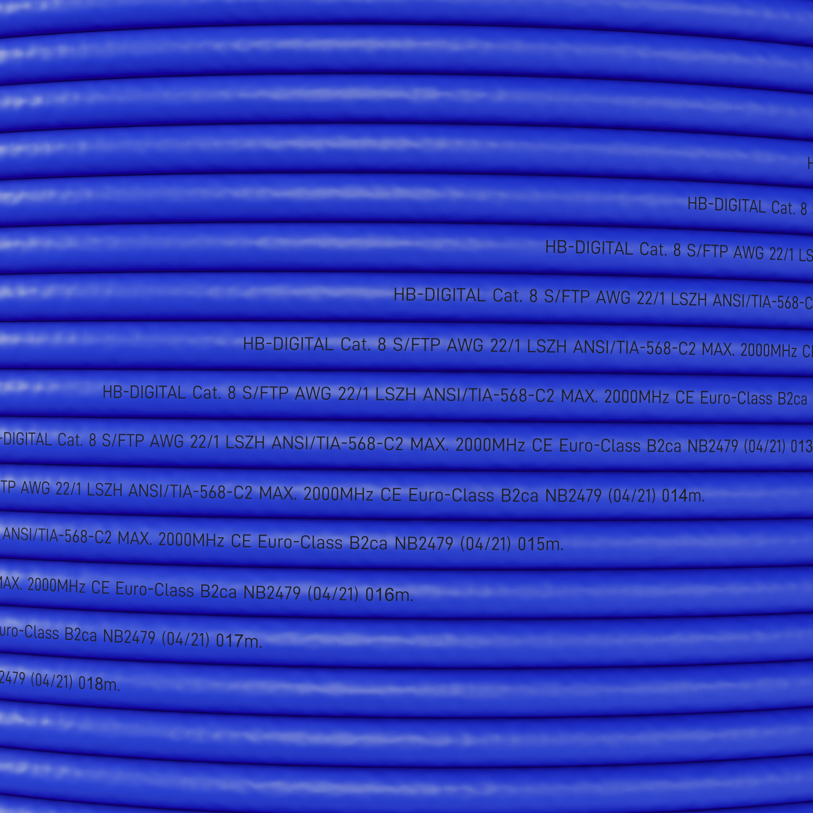Nahaufnahme eines blauen Kabels mit Text und Etiketten, dicht gepackt.