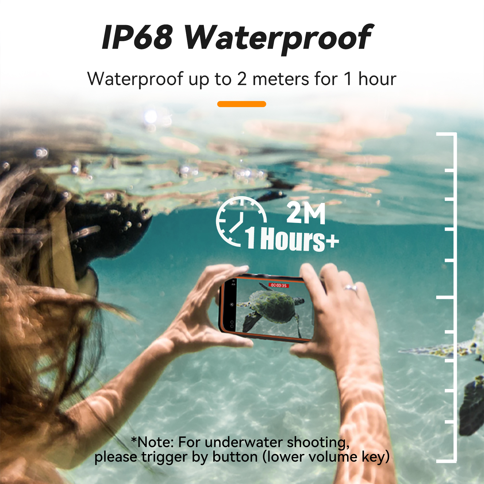 Een persoon houdt een telefoon onder water en filmt een schildpad. Het scherm toont een timer en diepte-indicatoren.