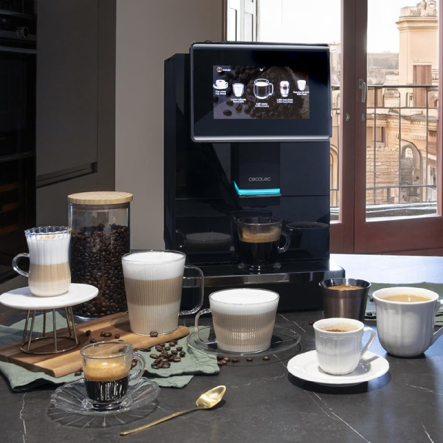 Cafetera moderna, con varias tazas de café en una encimera de cocina.
