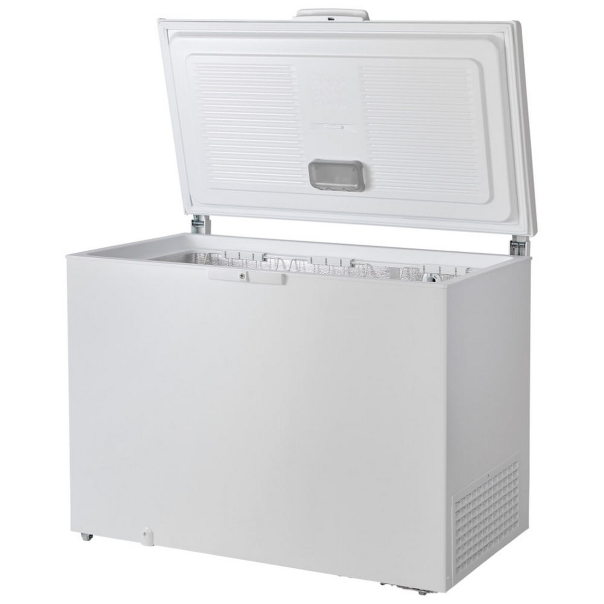 Congelatore a pozzetto bianco con coperchio aperto. Grande elettrodomestico rettangolare.