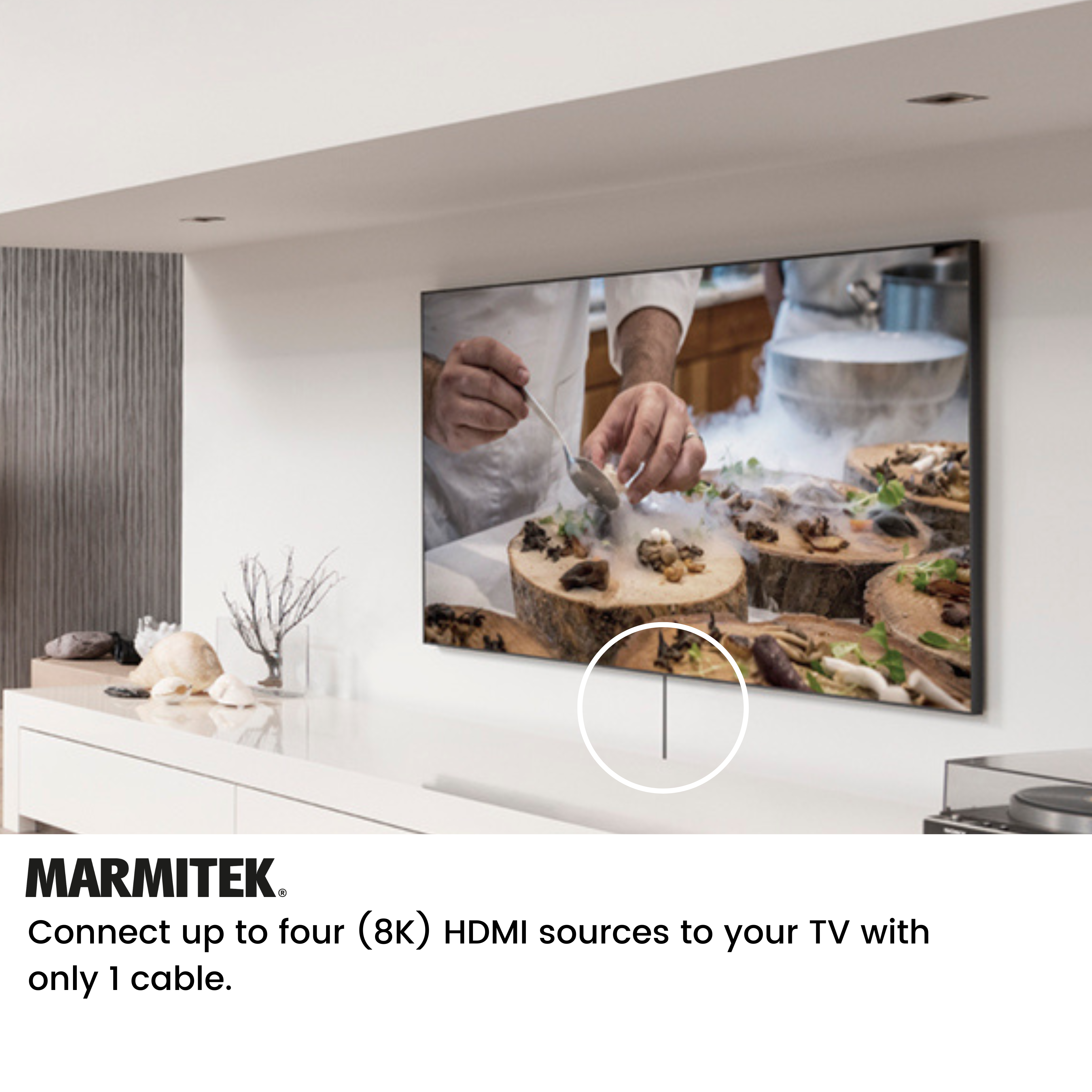 Een tv-scherm met een kok die eten bereidt, met een kabel en het Marmitek-logo eronder.