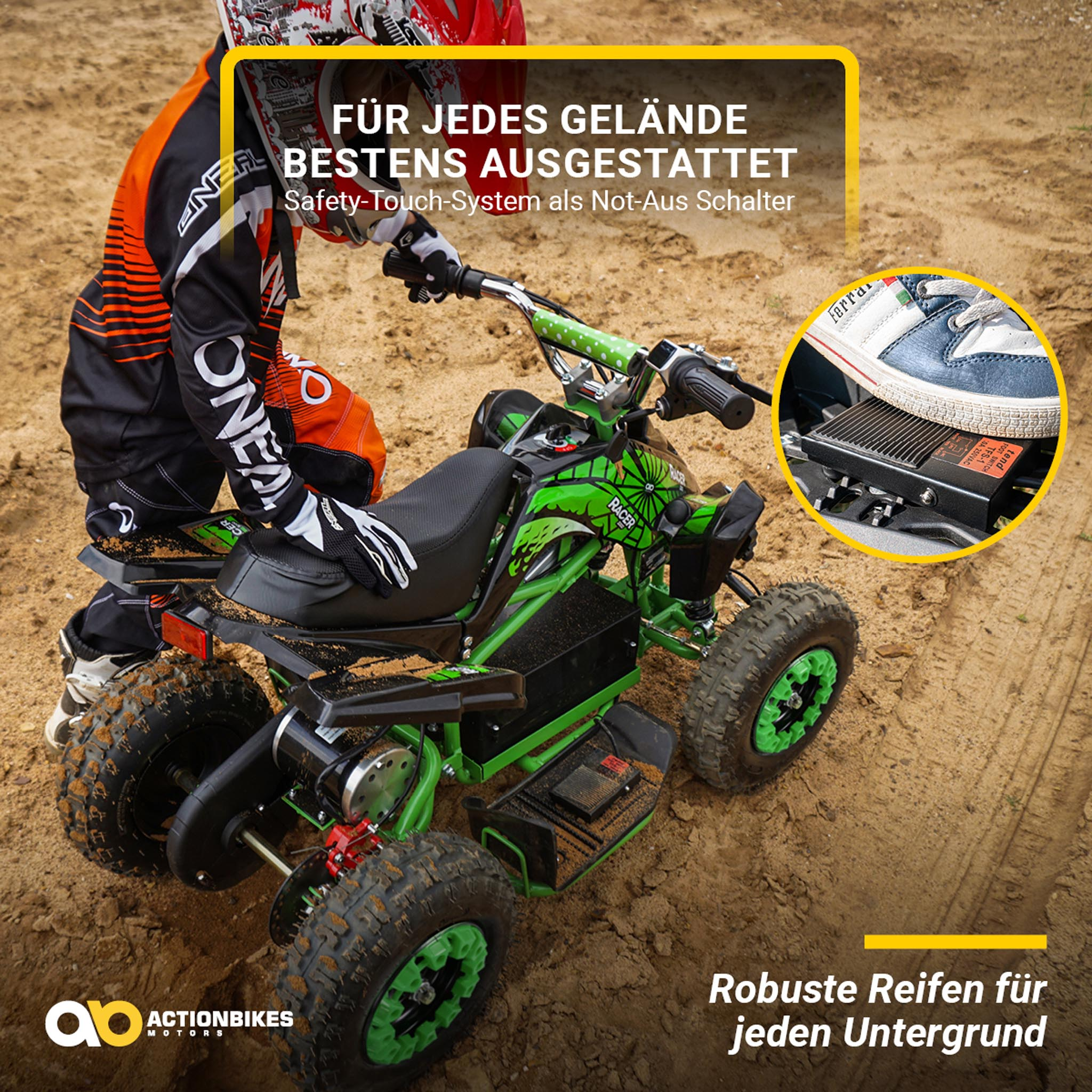 Ein Kind auf einem grünen und schwarzen Quad auf einer Dirt-Strecke. Es gibt ein Sicherheits-System-Detail.