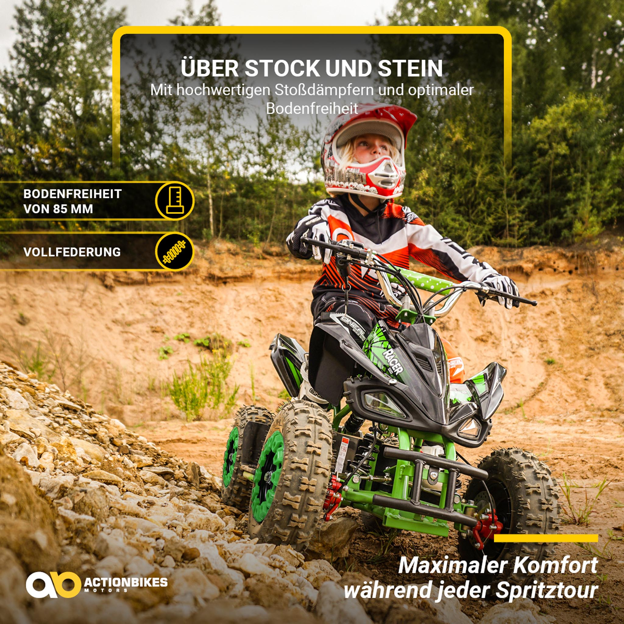 Ein Kind fährt auf einem grünen ATV auf einer unbefestigten Strecke. Das ATV hat ein schwarzes und grünes Design.
