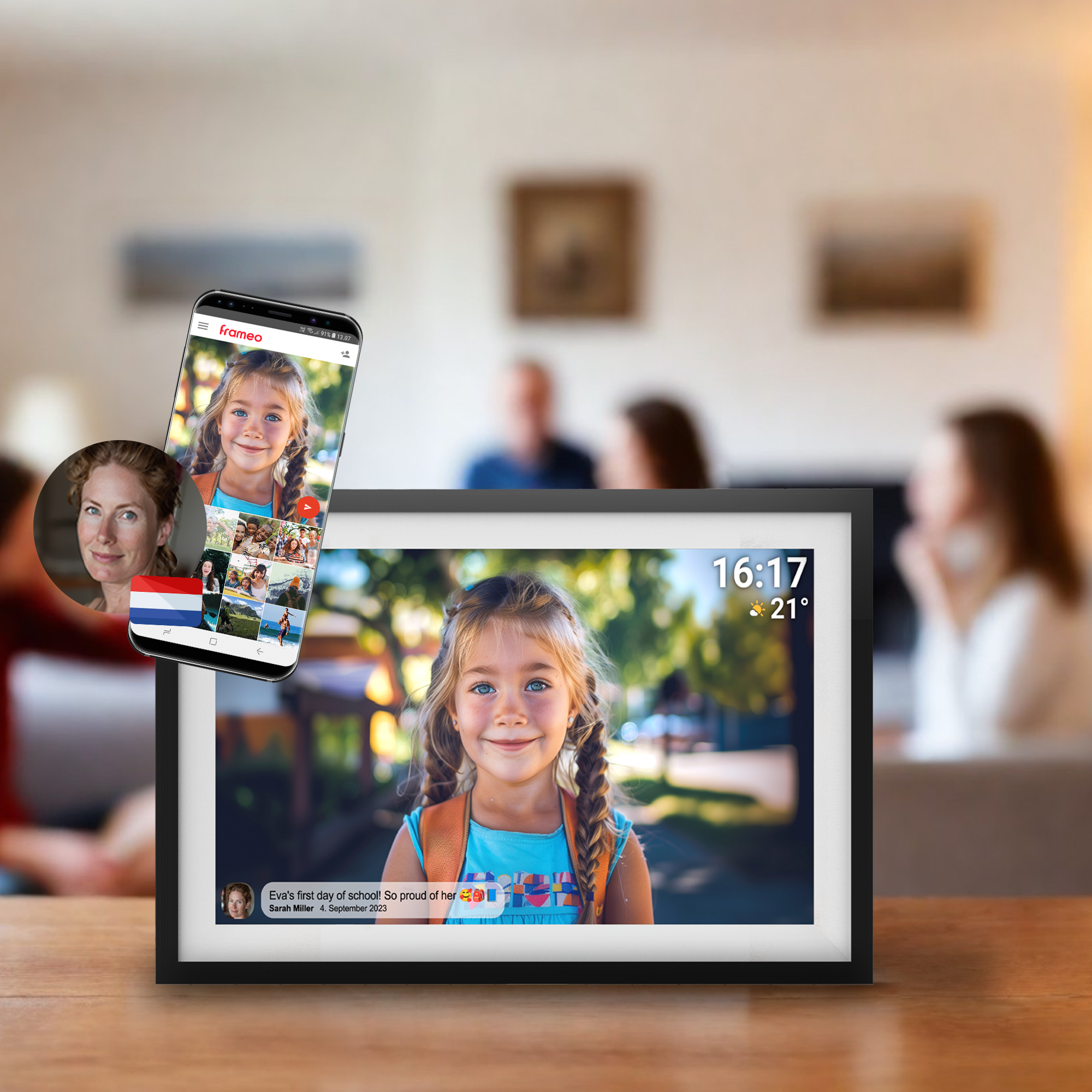 Ein digitaler Bilderrahmen mit einem Kinderfoto und ein Smartphone, das weitere Fotos zeigt.