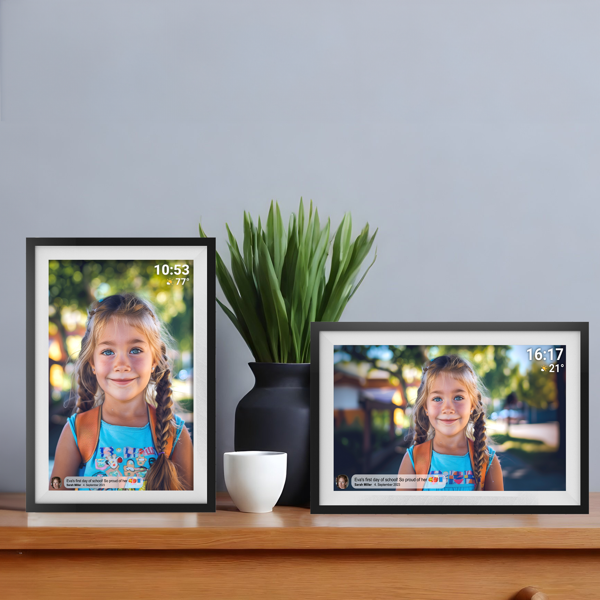 Zwei digitale Bilderrahmen, die ein Kinderbild auf einem Holztisch anzeigen.