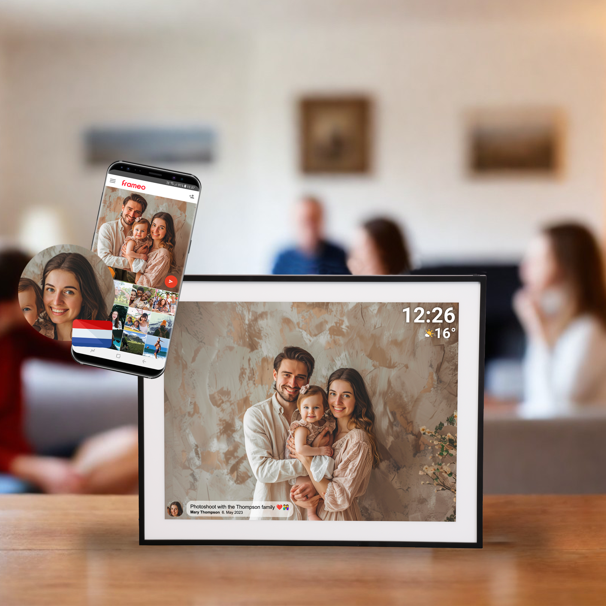 Cyfrowa ramka na zdjęcia pokazująca zdjęcia rodzinne. Aplikacja na telefonie. Drewniany stół. Rozmyte tło.