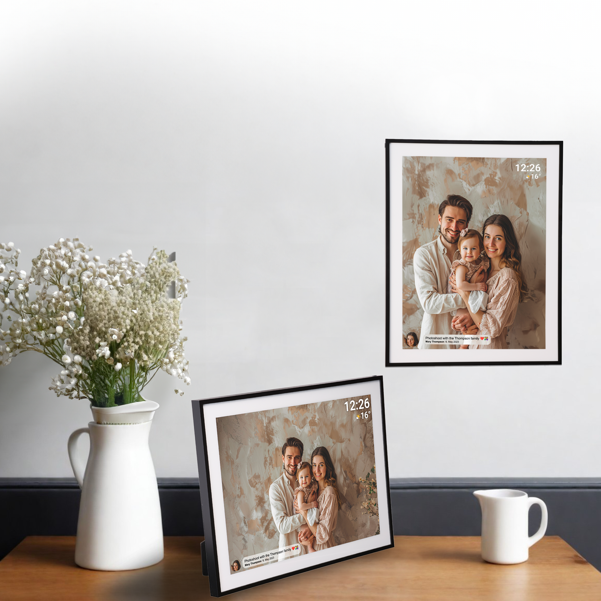 Dwa zdjęcia rodzinne na ścianie i stole. Na stole jest też wazon z kwiatami.