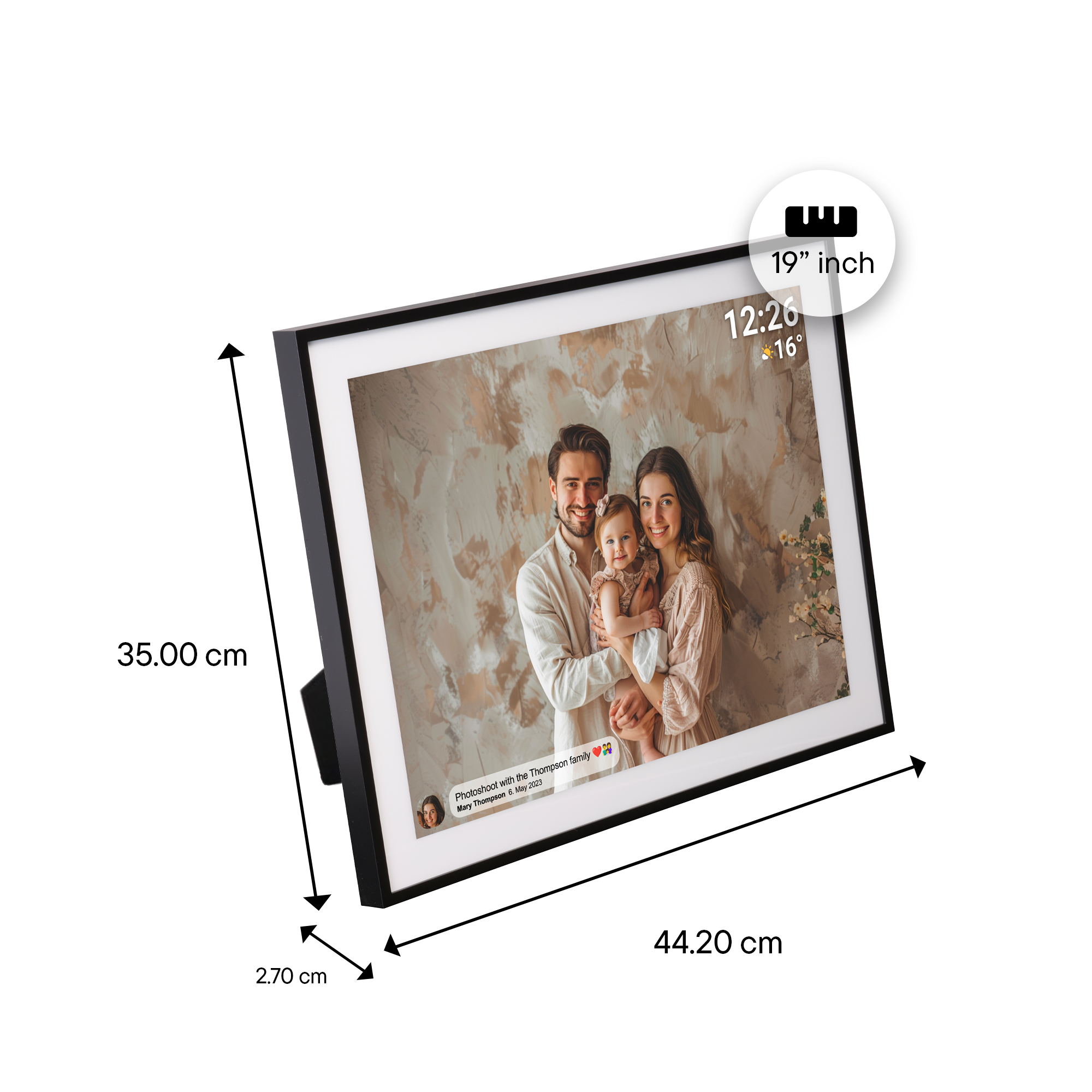 Cyfrowa ramka na zdjęcia wyświetlająca portret rodzinny z czarną ramką na białym tle.