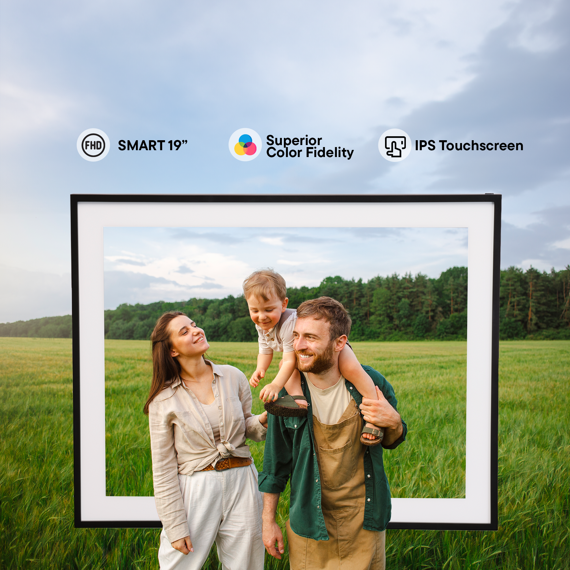 Rodzina na polu, patrzą na siebie. Ramka wokół sceny. Tekst: Smart 19", Wierność kolorów, IPS.