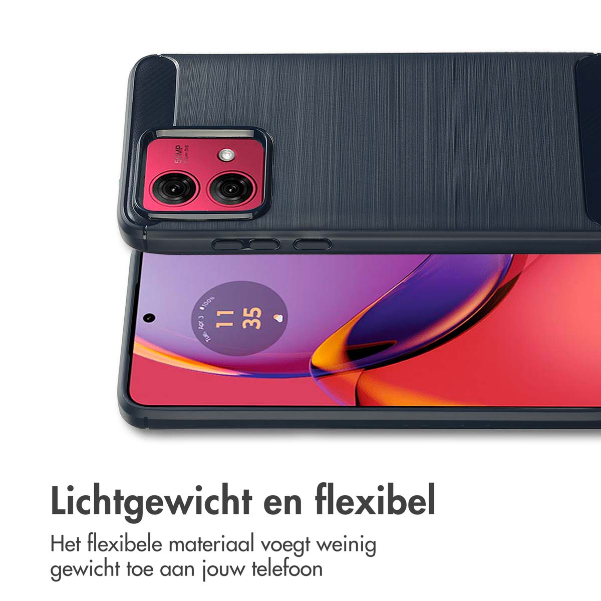 Een telefoon in een hoesje. Het heeft een getextureerde achterkant en een scherm met een tijdweergave.
