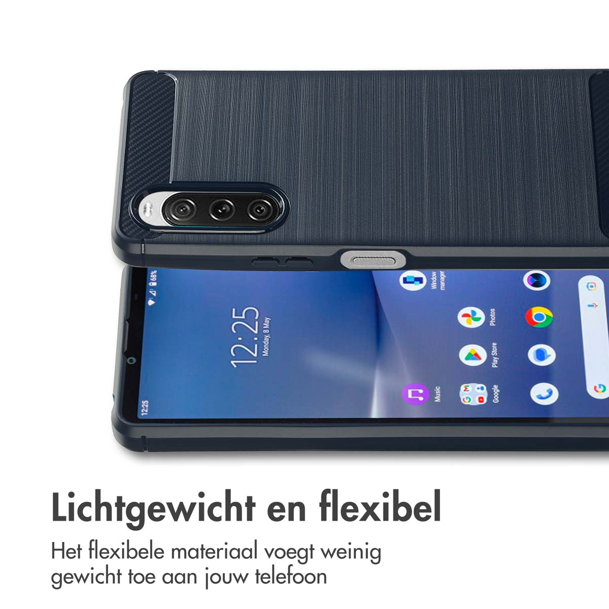 Een smartphone in een donkerblauwe hoes. De telefoon toont de tijd en app-iconen.