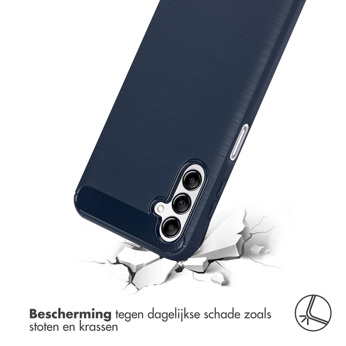 Une coque de téléphone bleue avec une triple caméra, tombant sur des objets blancs cassés.