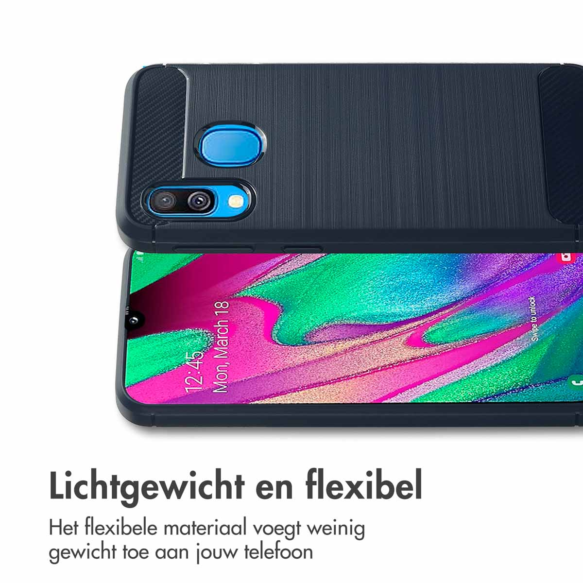 Un telefono in una custodia strutturata blu scuro. Lo schermo del telefono mostra un calendario. La custodia è su un tavolo.