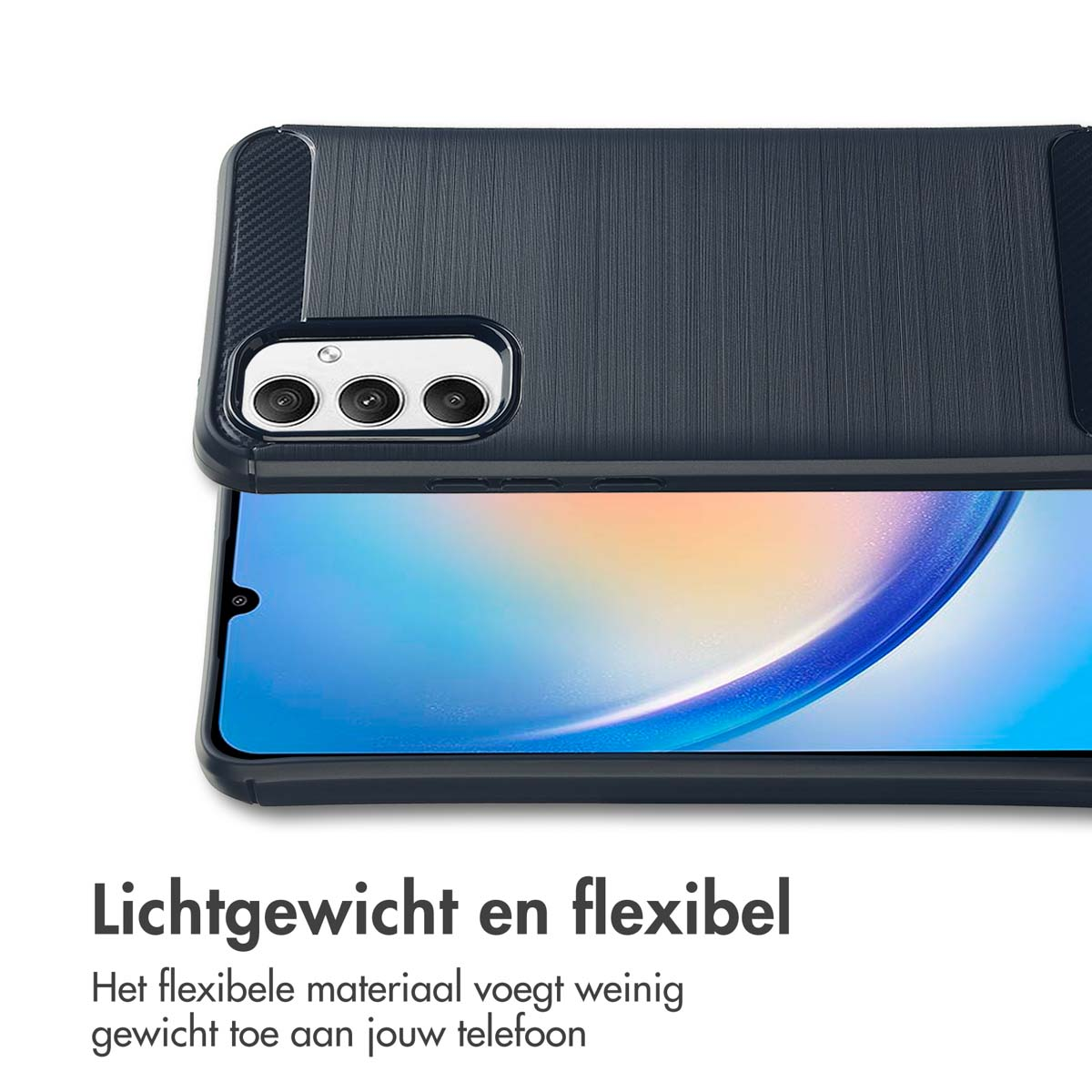 Custodia per telefono blu scuro con ritaglio per tripla fotocamera e design spazzolato.