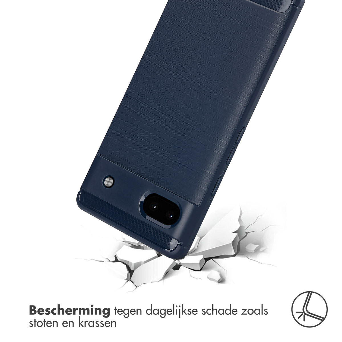 Ein dunkelblaues Smartphone-Gehäuse, das auf zerbrochenem weißem Untergrund liegt.