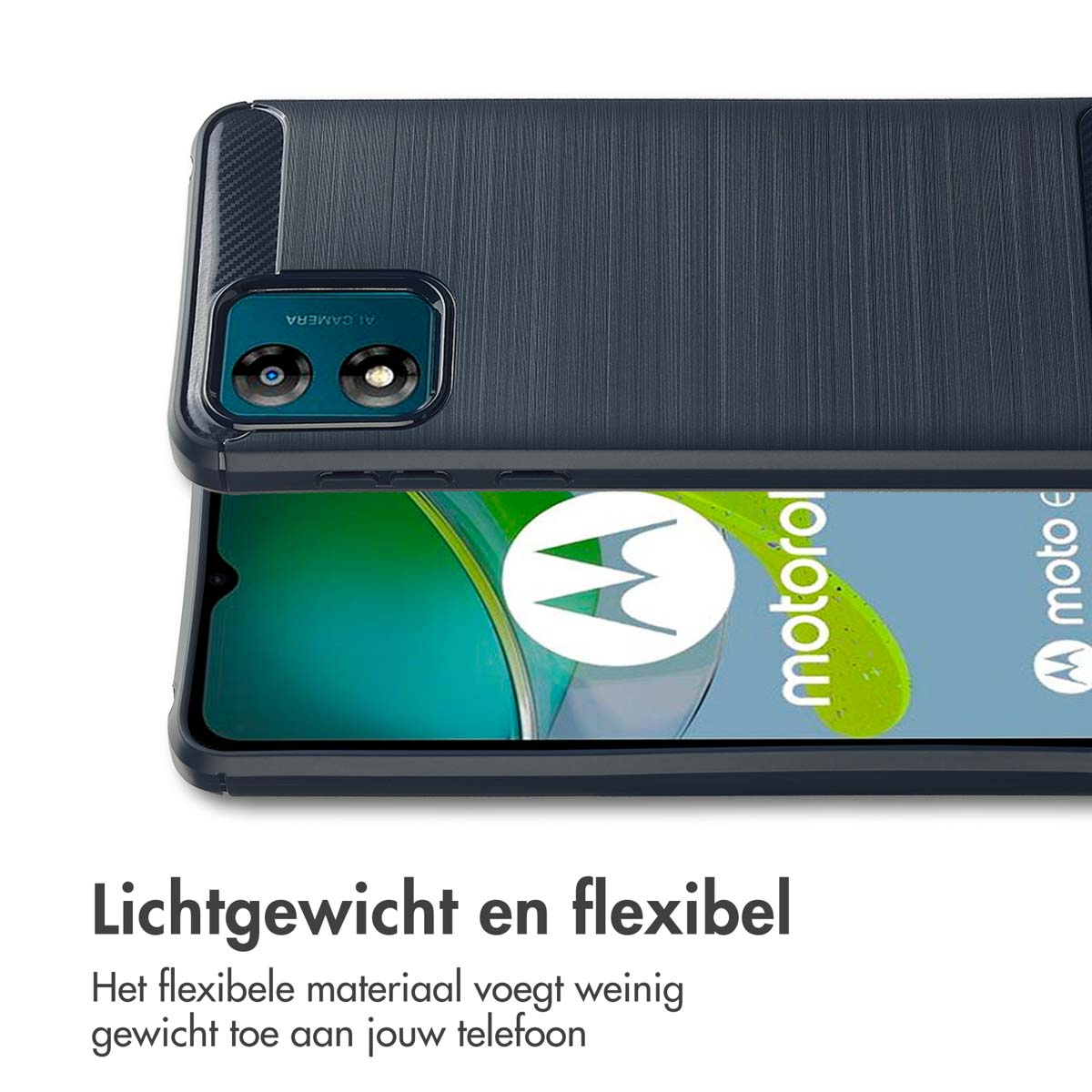 Een telefoon in een hoesje. De hoes is donkerblauw en heeft een camera-uitsparing.
