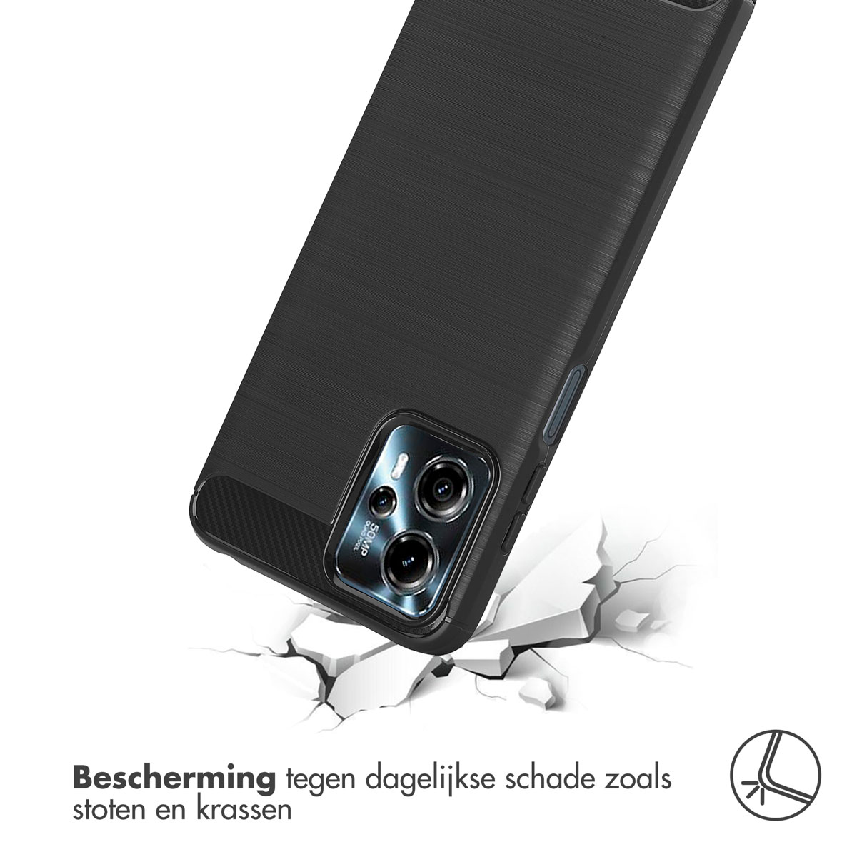 Coque de téléphone noire avec dos texturé, inclinée sur surface blanche fissurée, pour la protection.
