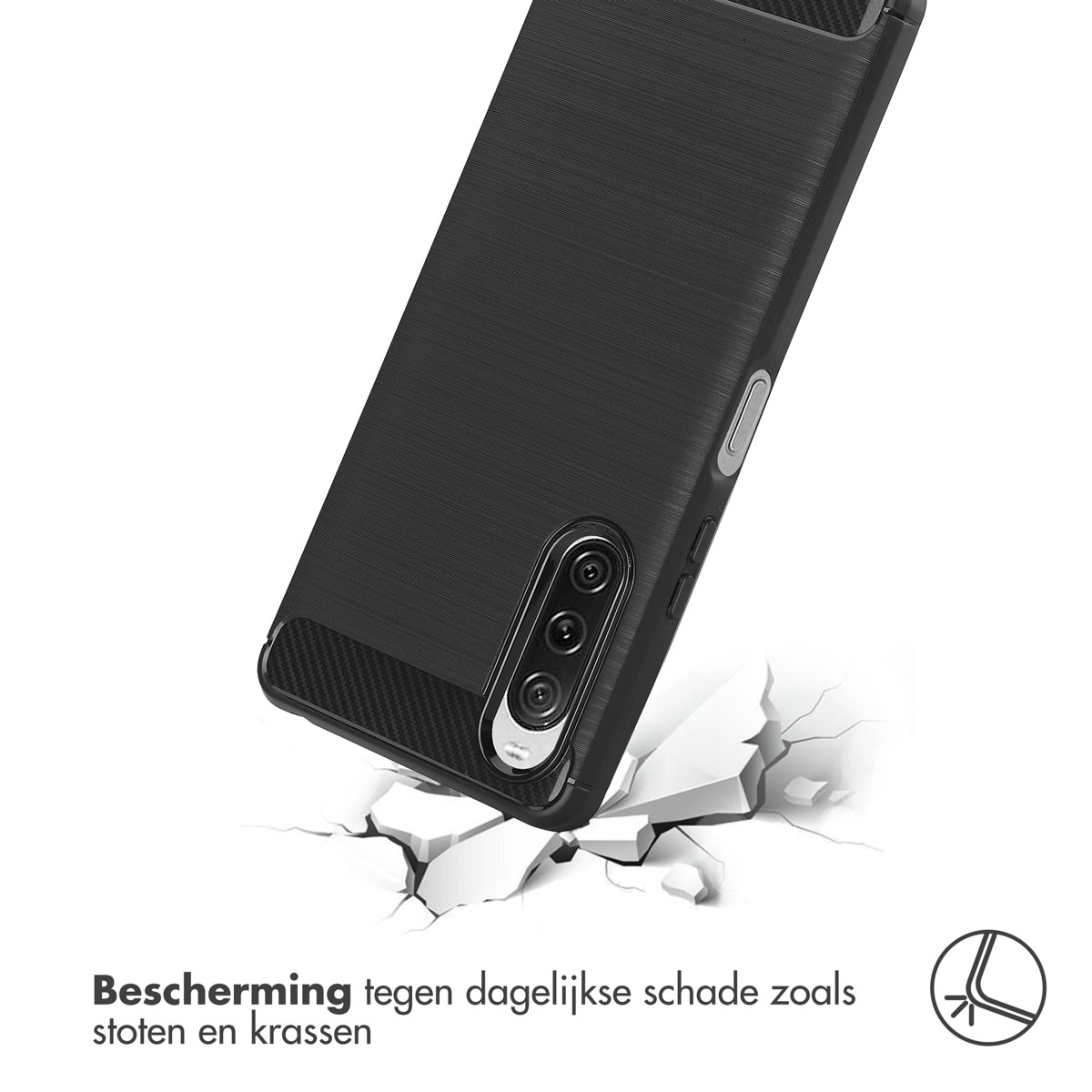 Une coque de téléphone noire avec une découpe pour l'appareil photo, brisant une surface.