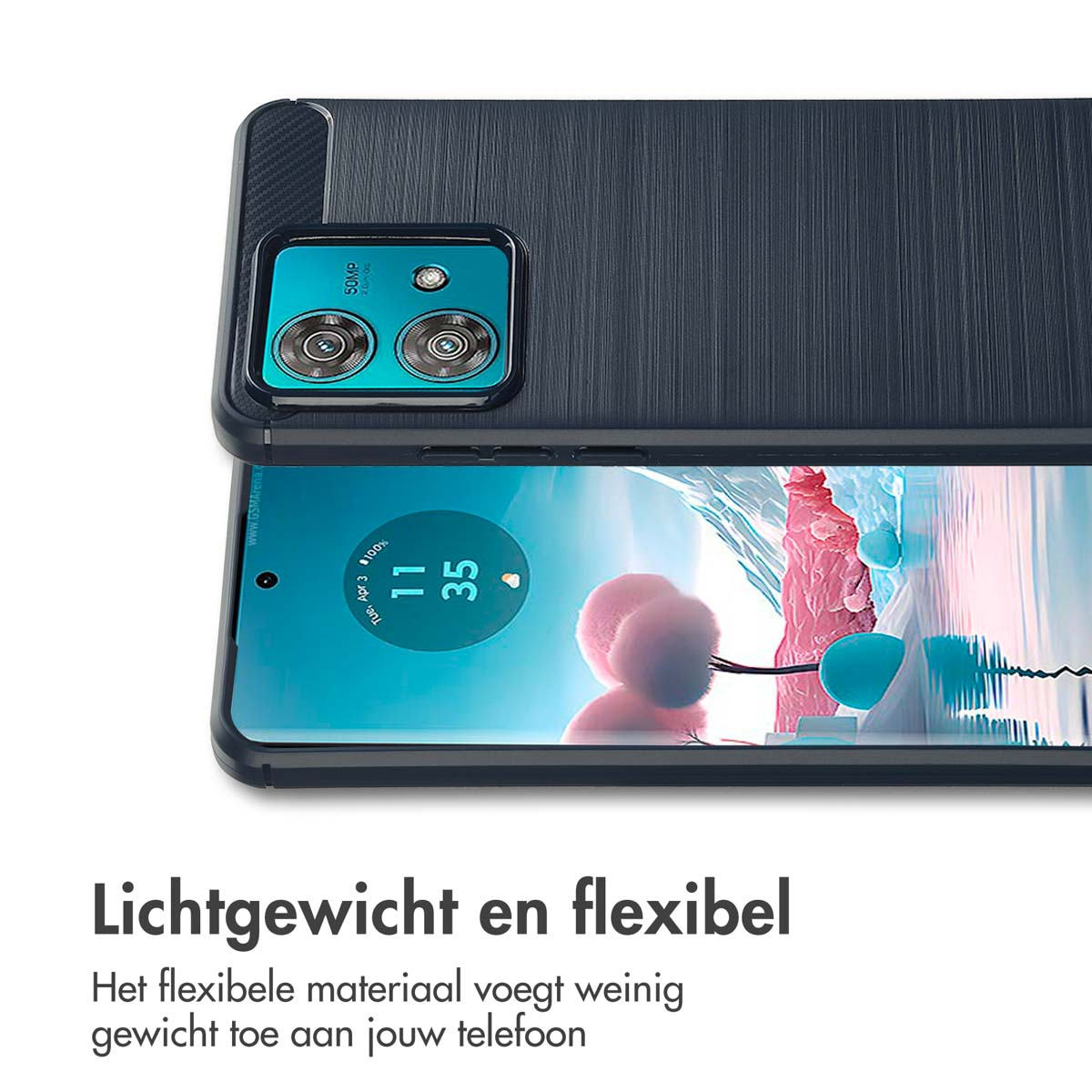Een zwarte telefoonhoes met een telefoon erin. De telefoon ligt op een wit oppervlak met tekst.