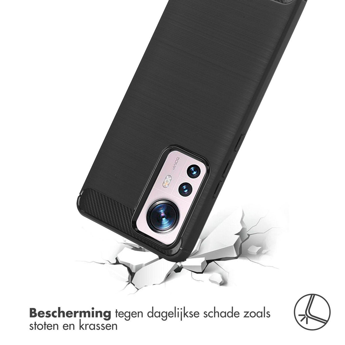 Coque et téléphone noirs montrant fissures et dommages sur fond blanc.