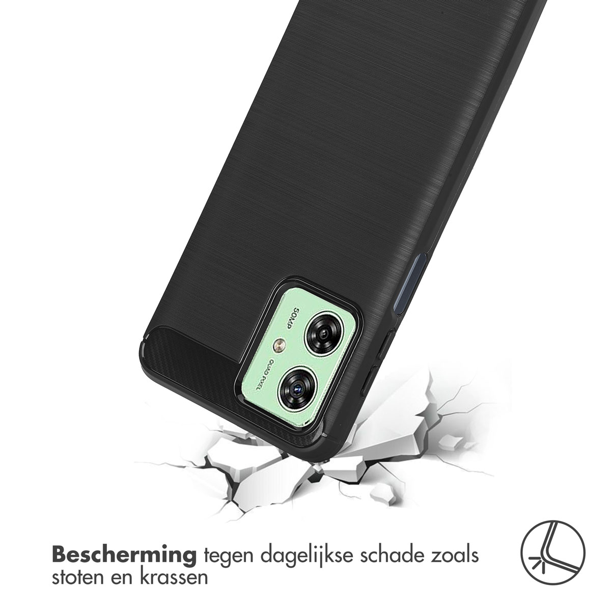 Zwarte telefoonhoes op gebroken wit oppervlak met quad camera.